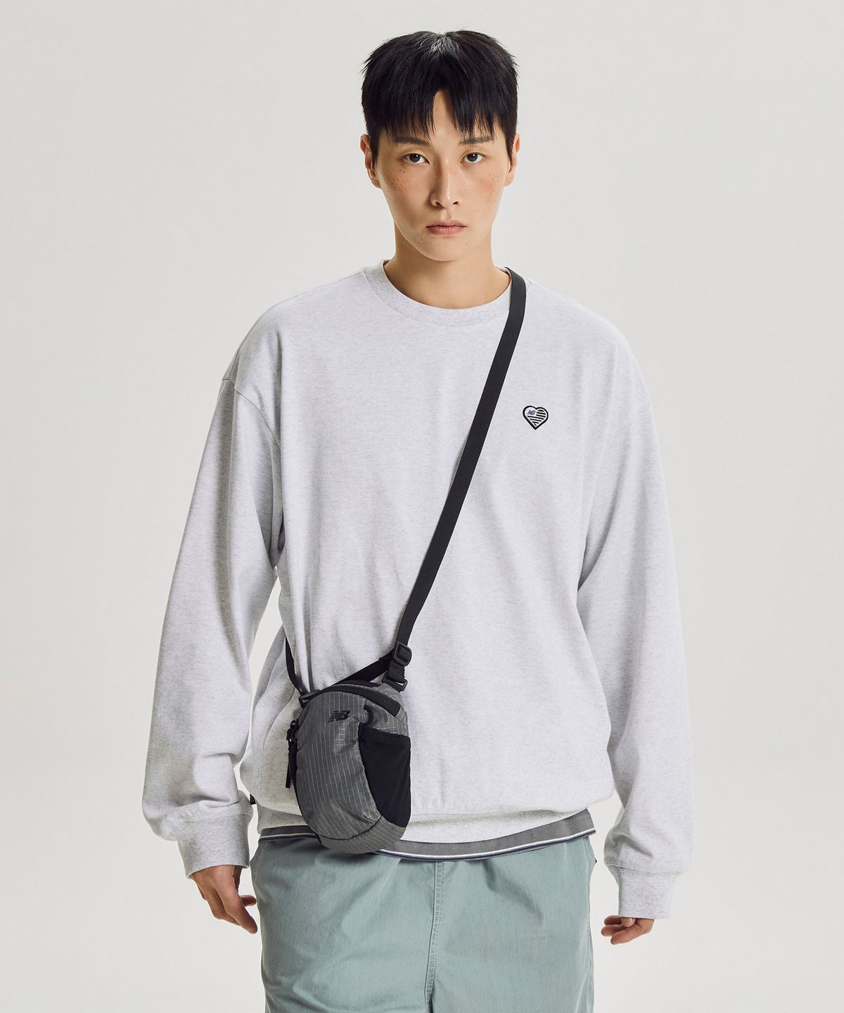 뉴발란스(NEW BALANCE) NBGCGF1103 / 에센셜 크로스백 S (CHARCOAL)