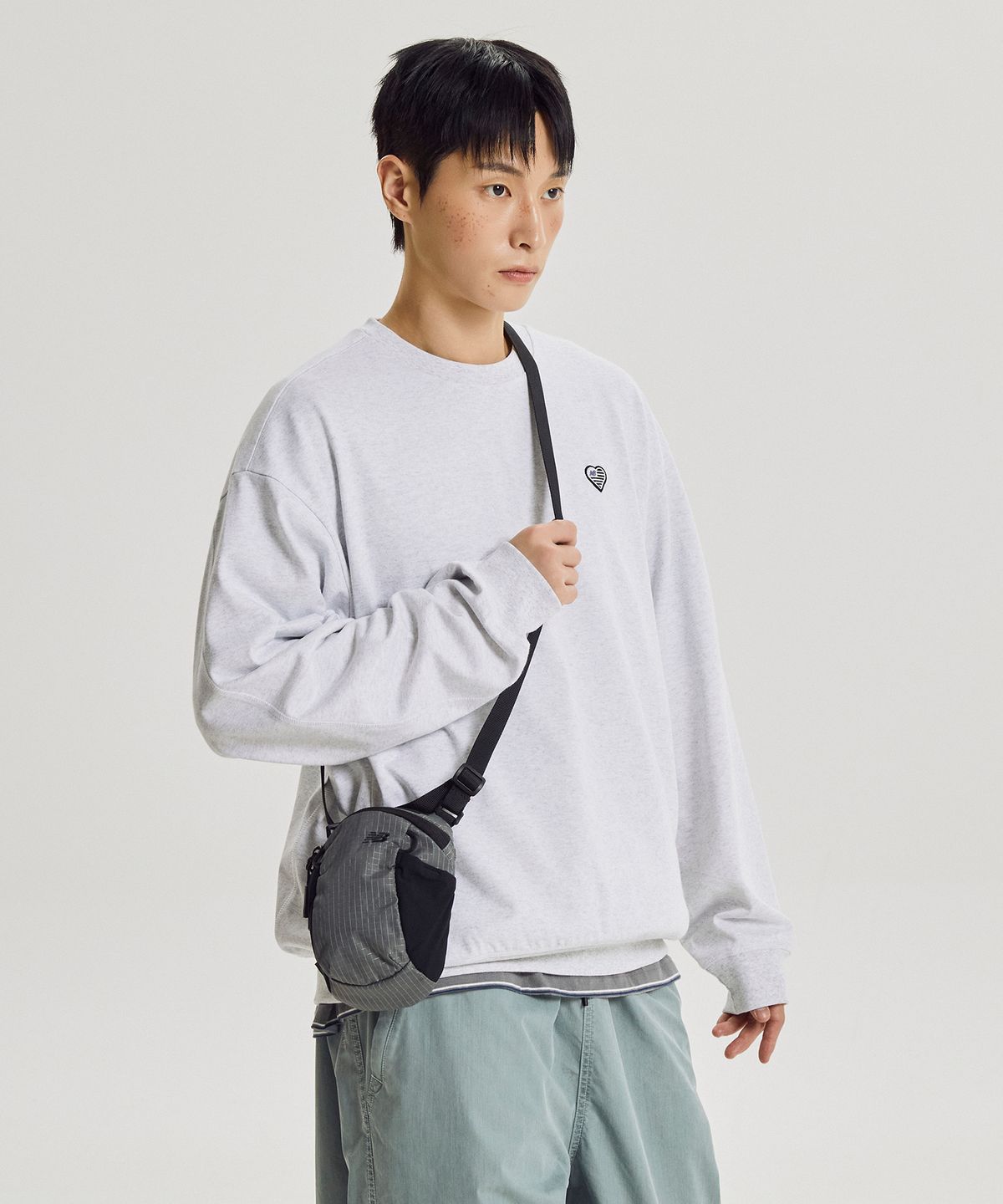 뉴발란스(NEW BALANCE) NBGCGF1103 / 에센셜 크로스백 S (CHARCOAL)