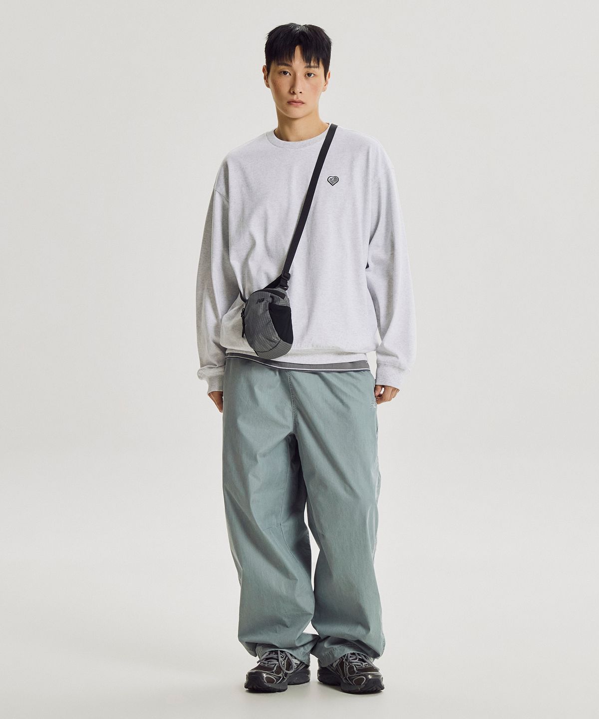 뉴발란스(NEW BALANCE) NBGCGF1103 / 에센셜 크로스백 S (CHARCOAL)
