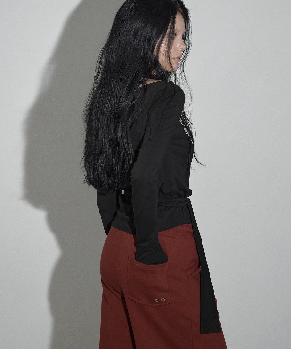 그로우하이드(GROWHIDE) 일로브 언발 스트랩 긴팔 티셔츠_블랙