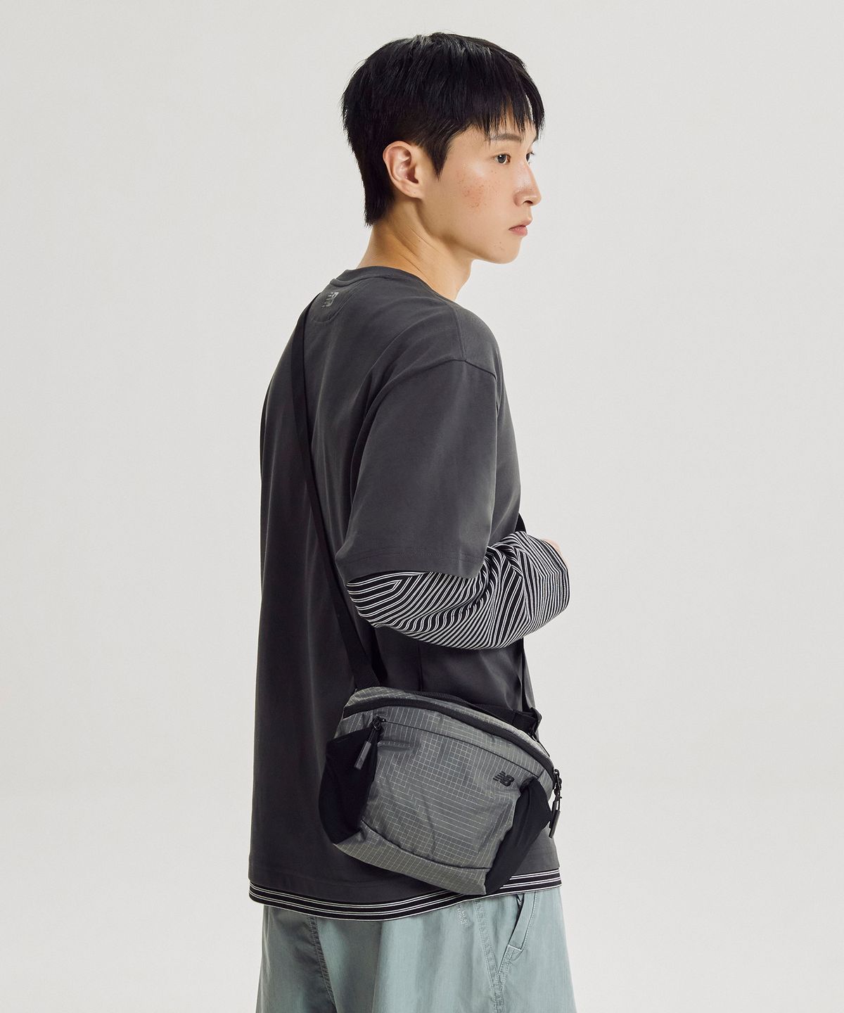 뉴발란스(NEW BALANCE) NBGCGF1102 / 에센셜 크로스백 M (CHARCOAL)