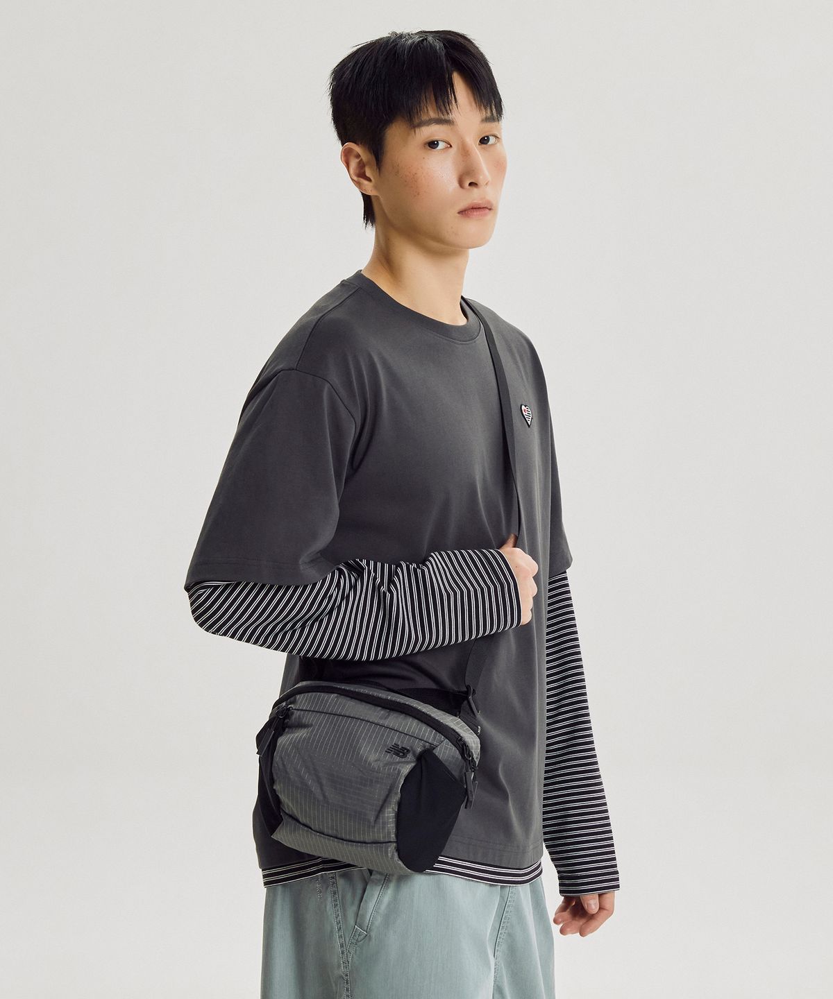 뉴발란스(NEW BALANCE) NBGCGF1102 / 에센셜 크로스백 M (CHARCOAL)