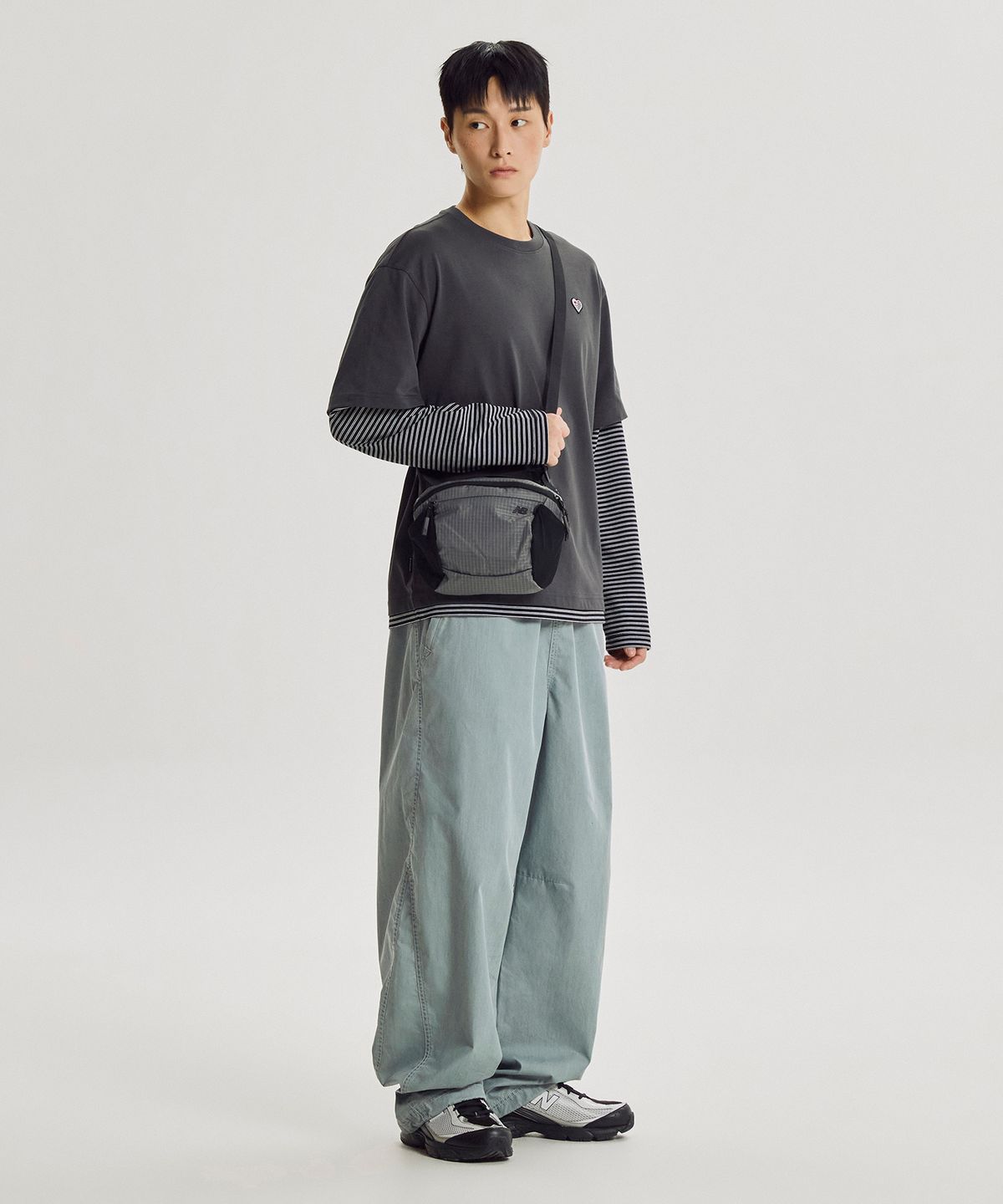 뉴발란스(NEW BALANCE) NBGCGF1102 / 에센셜 크로스백 M (CHARCOAL)