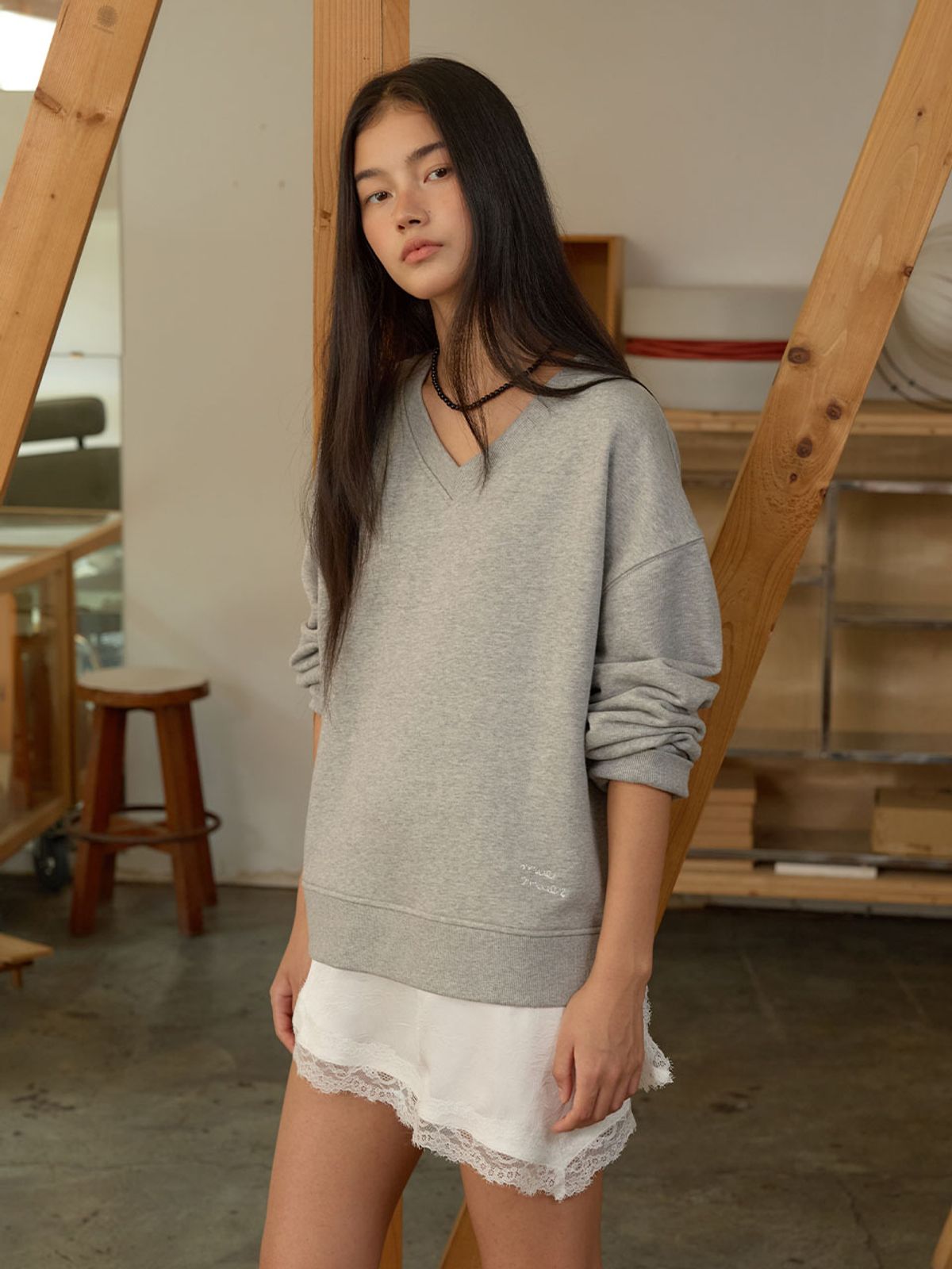 뮈뮈에르(MUEMUER) Lace-Trim Slip Layered V-Neck Sweatshirt MU2678TS804M