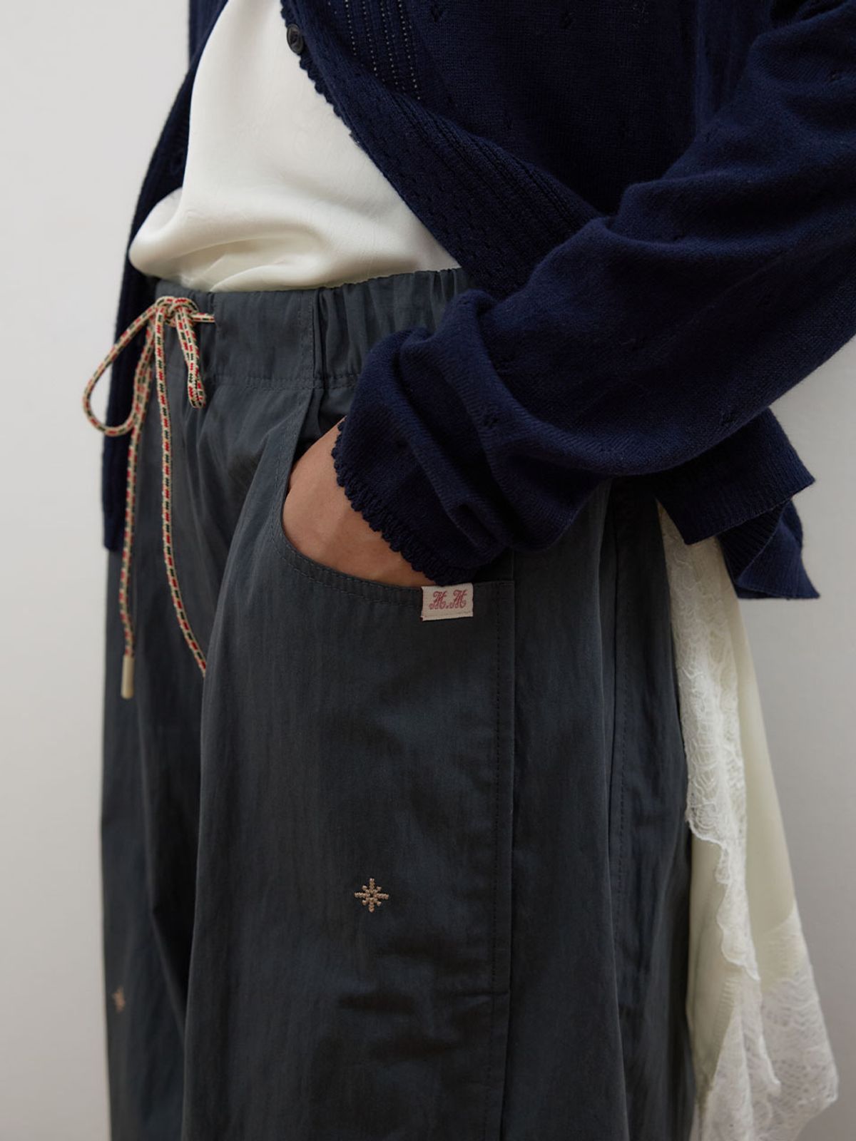 뮈뮈에르(MUEMUER) Embroided Barrel Parachute Pants MU2678PT804M