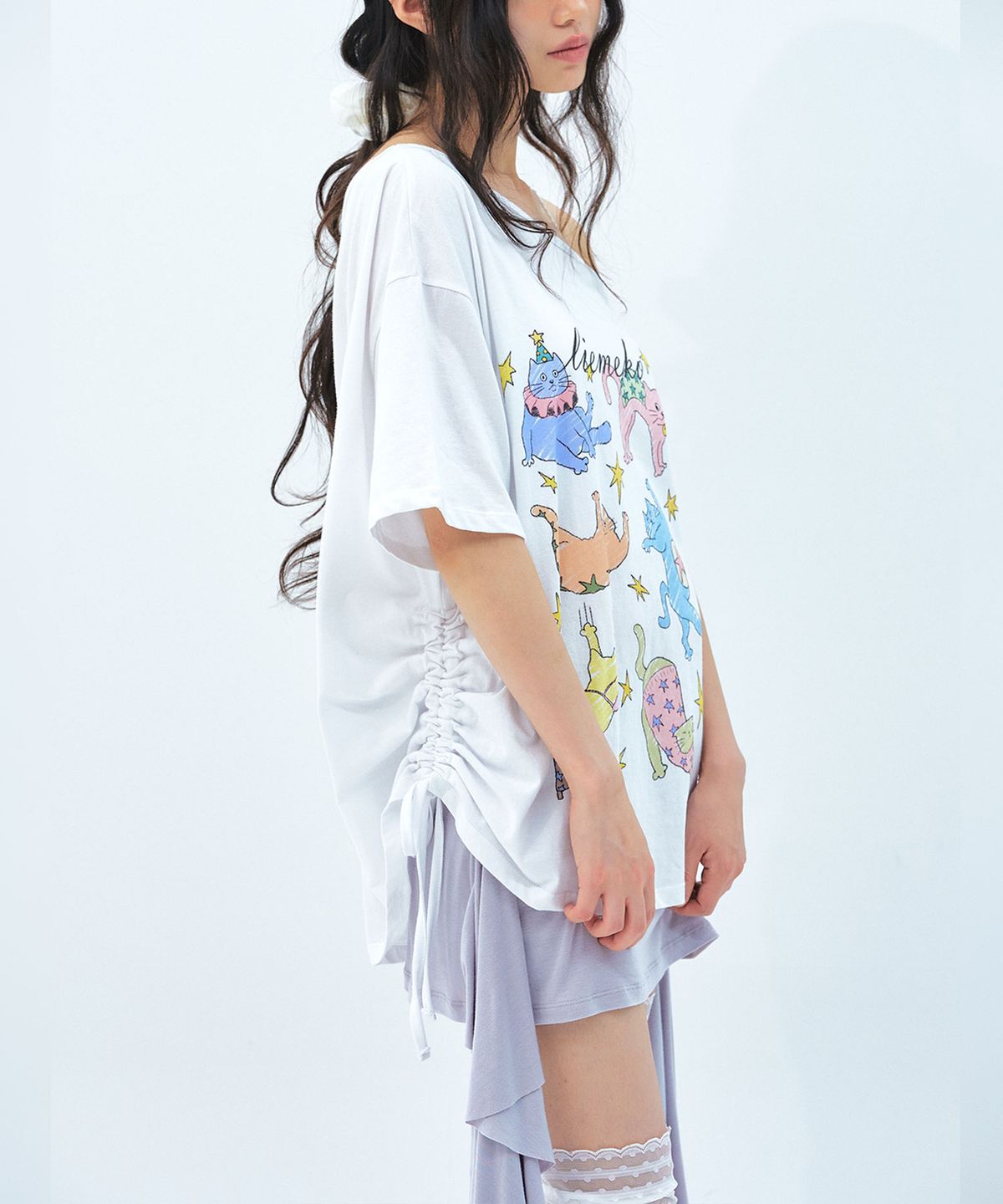 리메크(LIEMÉQUE) 스타 캣츠 언발 셔링 티셔츠 화이트