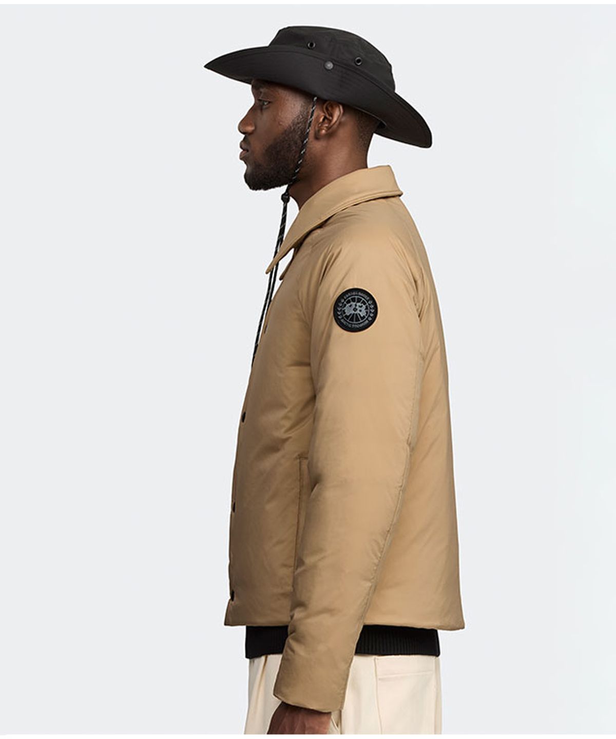 캐나다구스(CANADAGOOSE) 남성 롯지 코치 다운 자켓 블랙 디스크 (Sand)_Q255AMDB02SNN