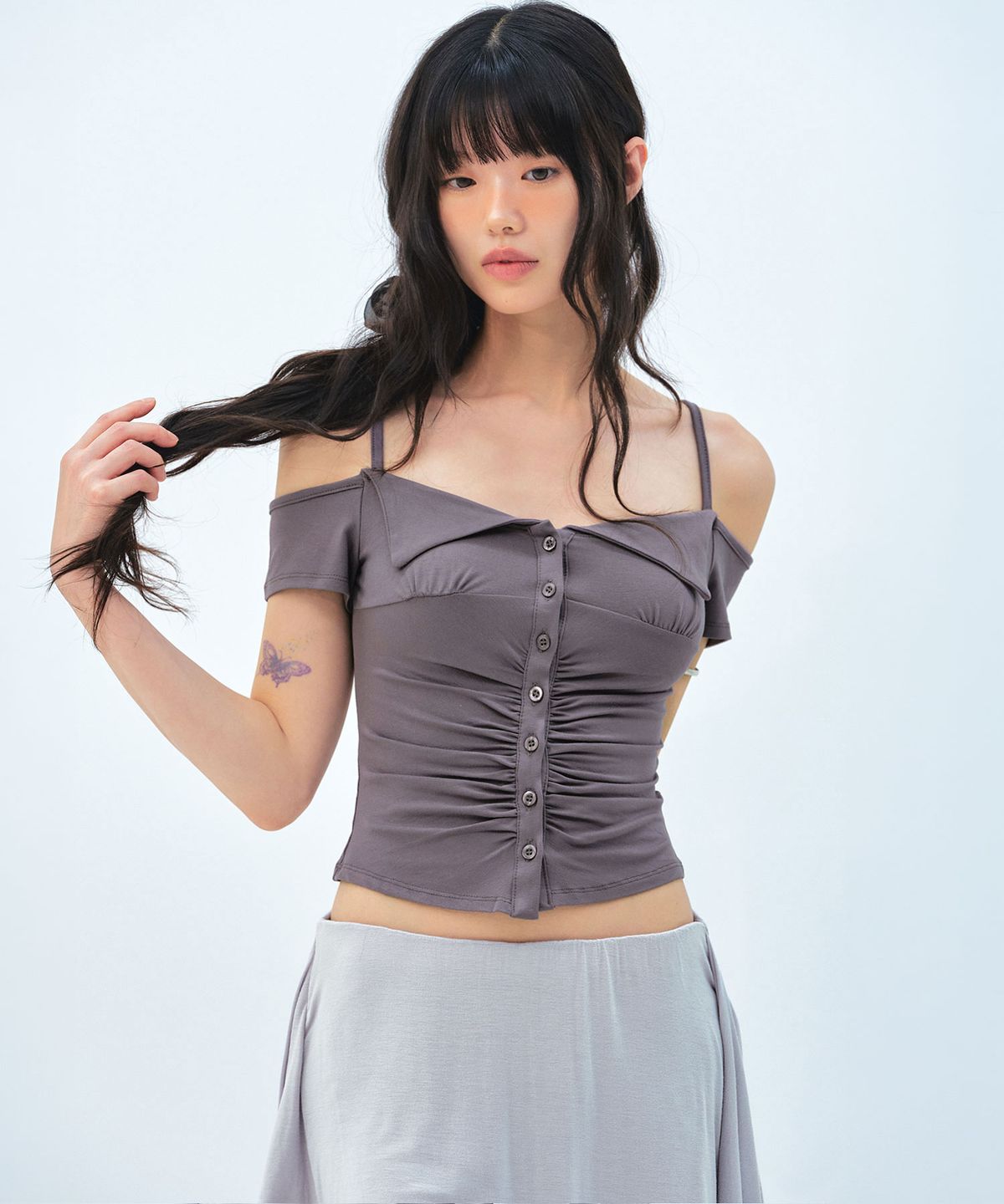 리메크(LIEMÉQUE) 폴드 카라 버튼 오프숄더 티셔츠 차콜