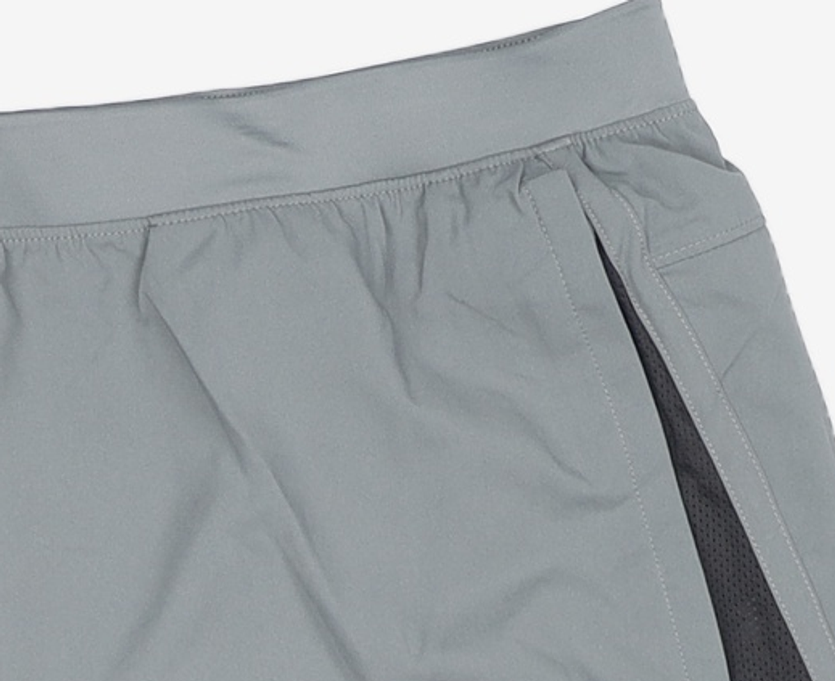 언더아머(UNDERARMOUR) 론치 7인치 반바지 1361493-001 XXL