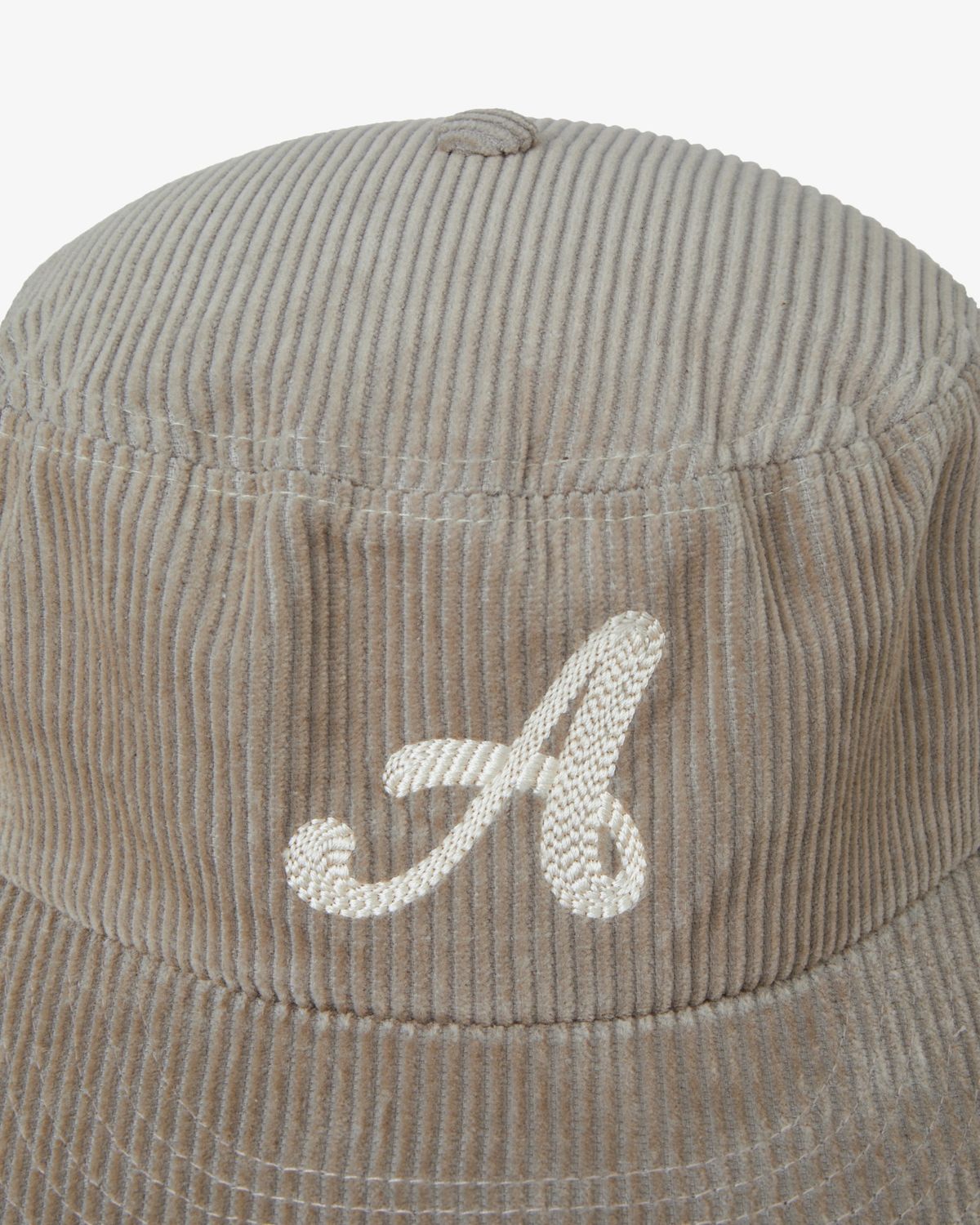 에이이에이이(AEAE) A SYMBOL PILLBOX CAP [TAUPE]