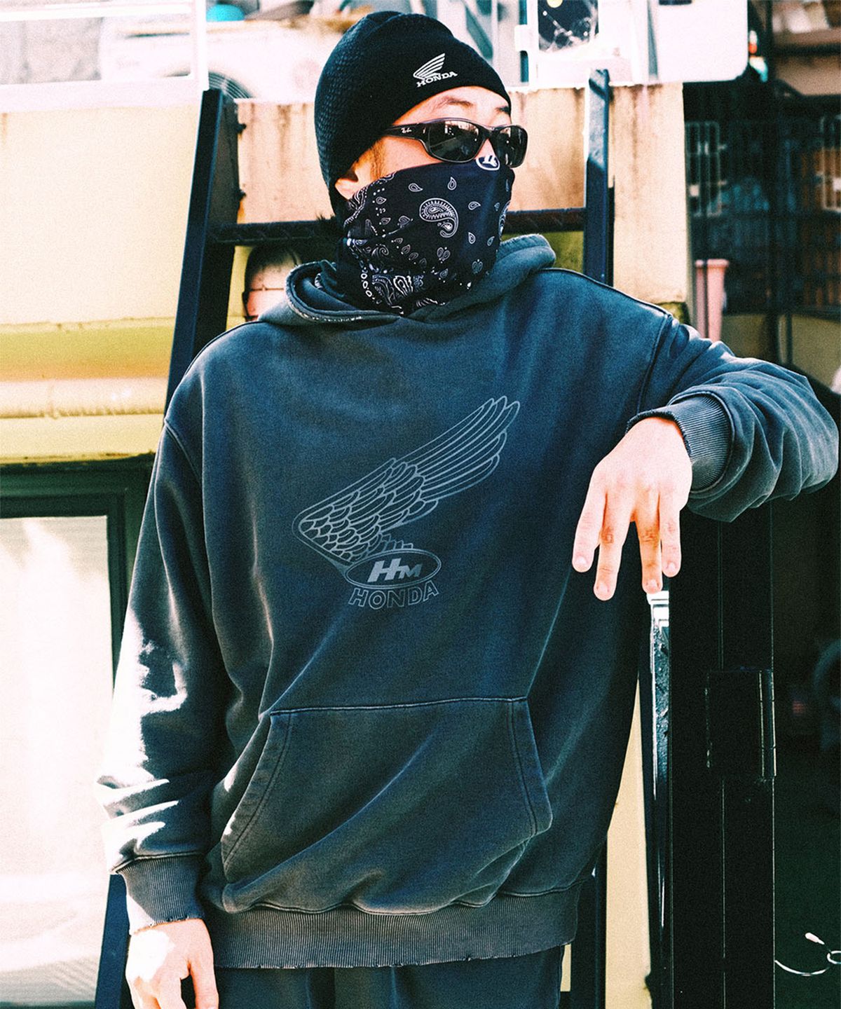 핍스 모터사이클(PHYPS MOTORCYCLE) [김간지 X 핍스 모터사이클] Pigment Old Logo Balaclava Hoodie Charcoal