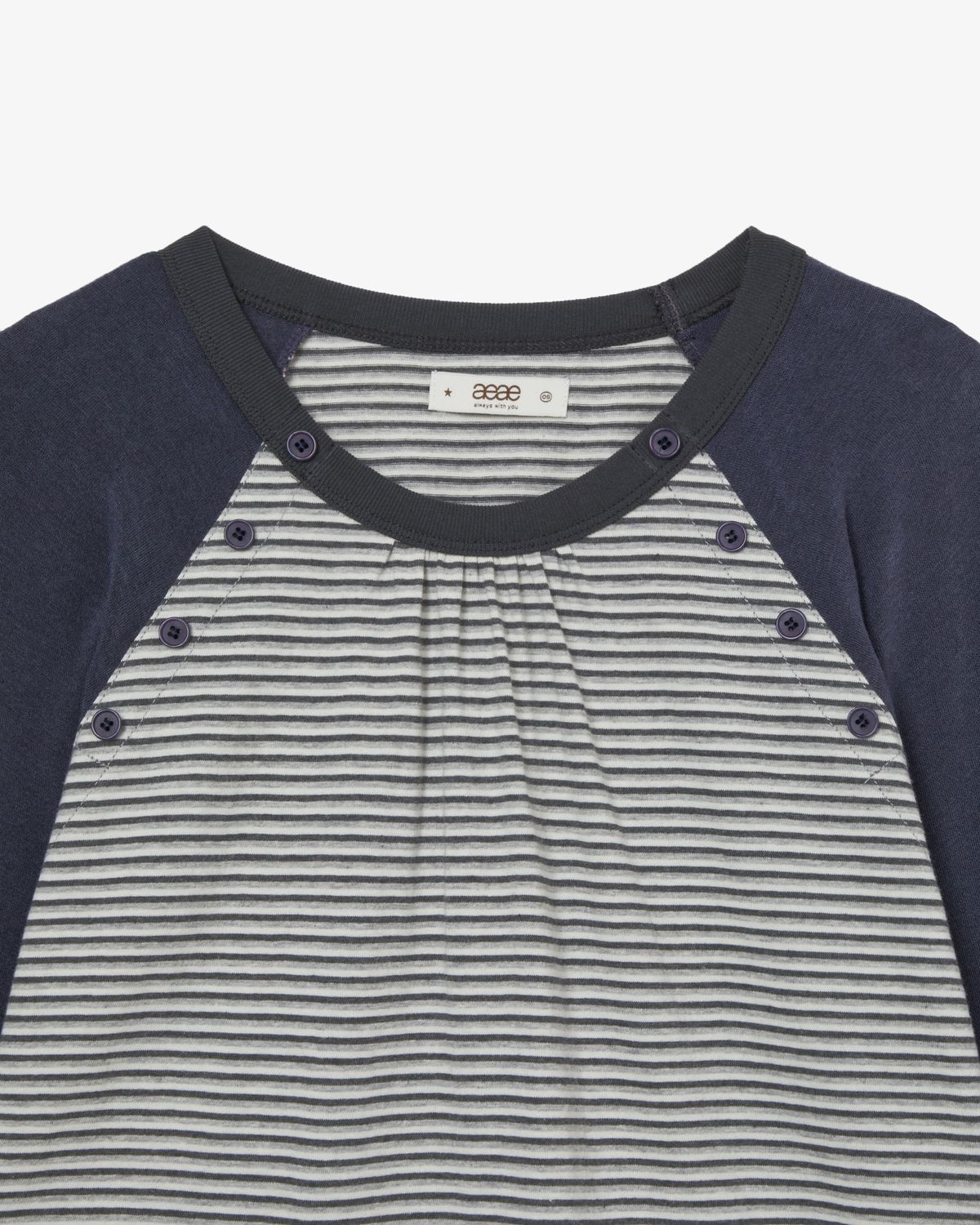 에이이에이이(AEAE) BUTTON SHIRRING POCKET TEE [CHARCOAL]
