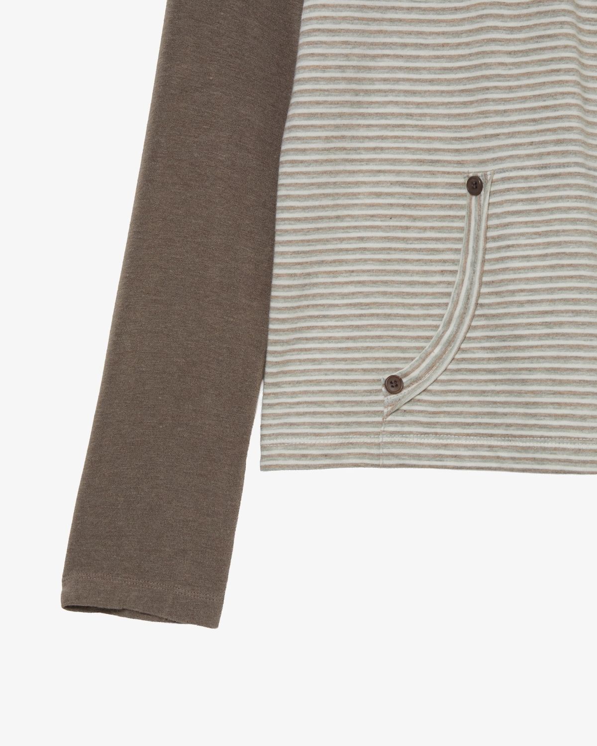 에이이에이이(AEAE) BUTTON SHIRRING POCKET TEE [BROWN]