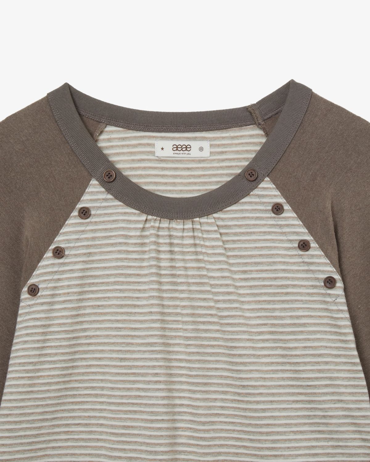 에이이에이이(AEAE) BUTTON SHIRRING POCKET TEE [BROWN]