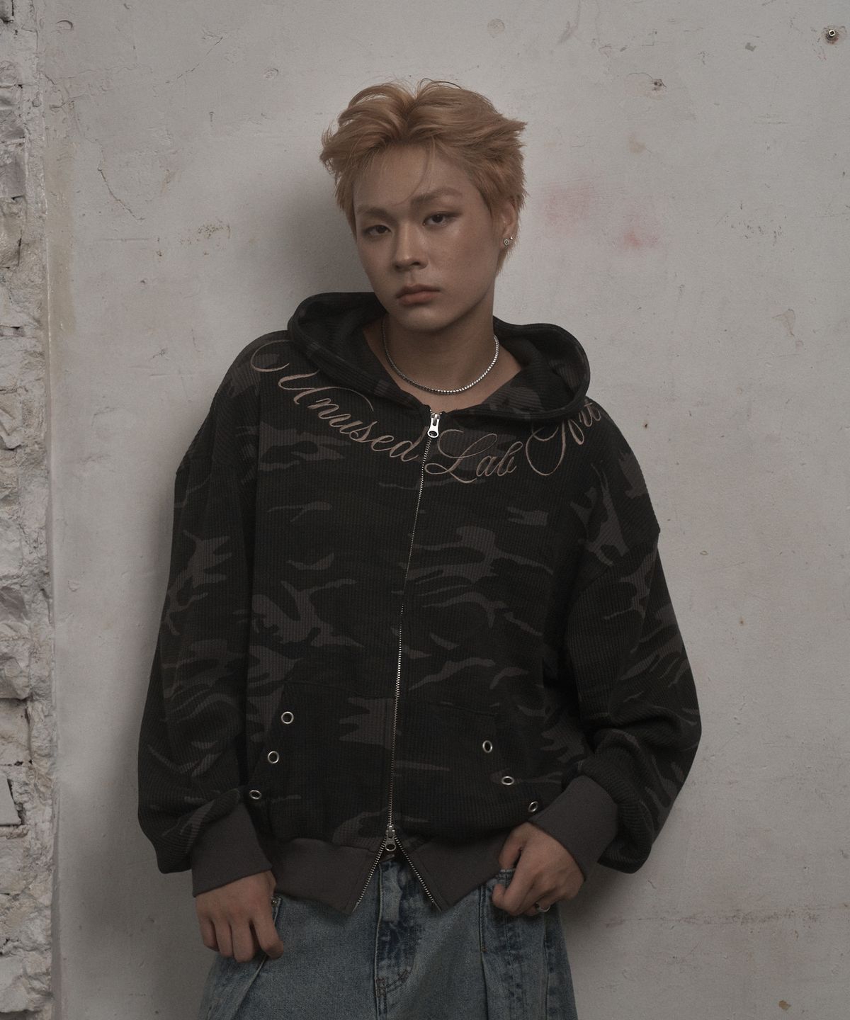언유즈랩(UNUSEDLAB) 카모 자수 후드 집업 [차콜]