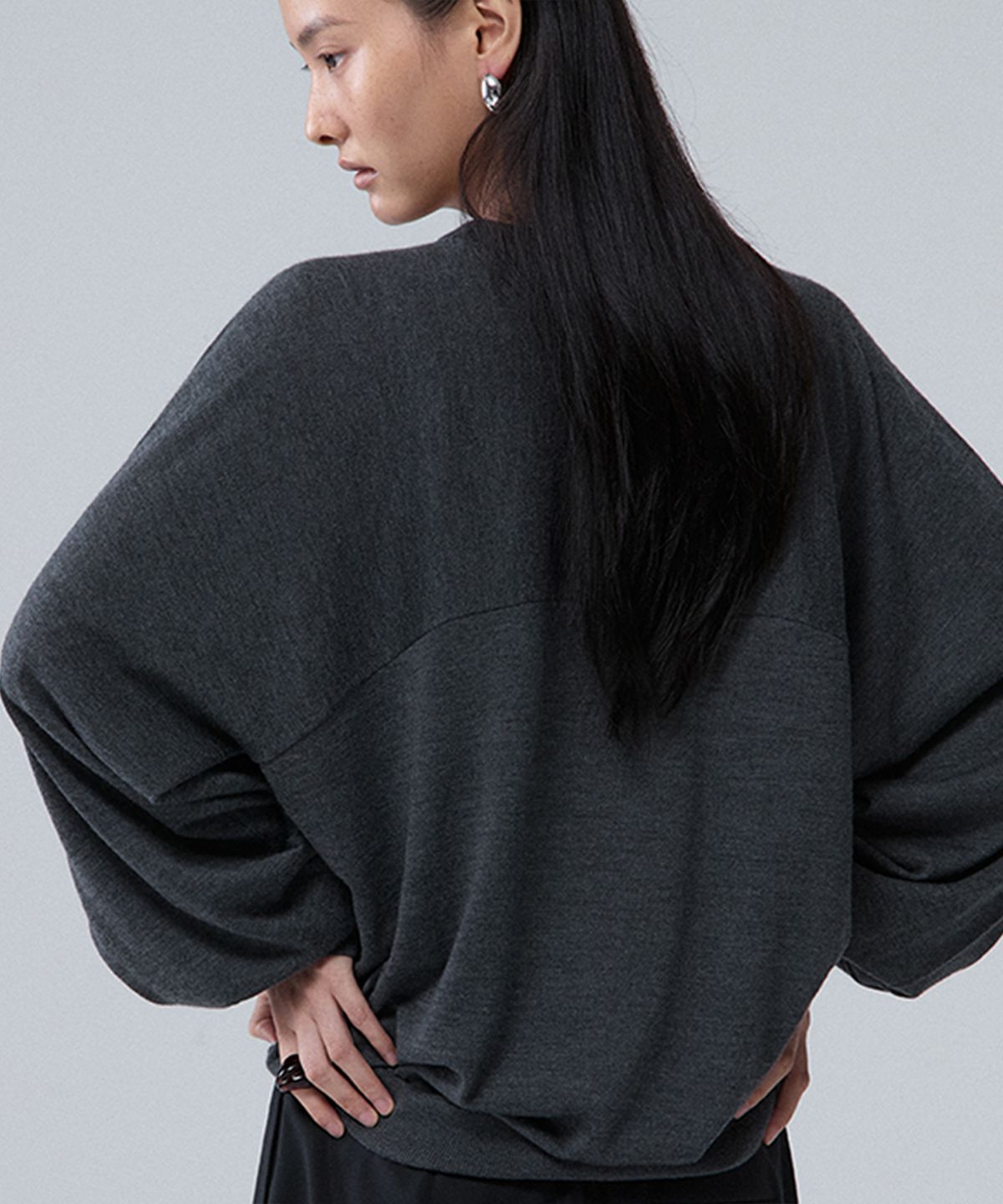 우마뭉(UMARMUNG) Wool silk cashmere oversized crewneck pullover_Heather grey