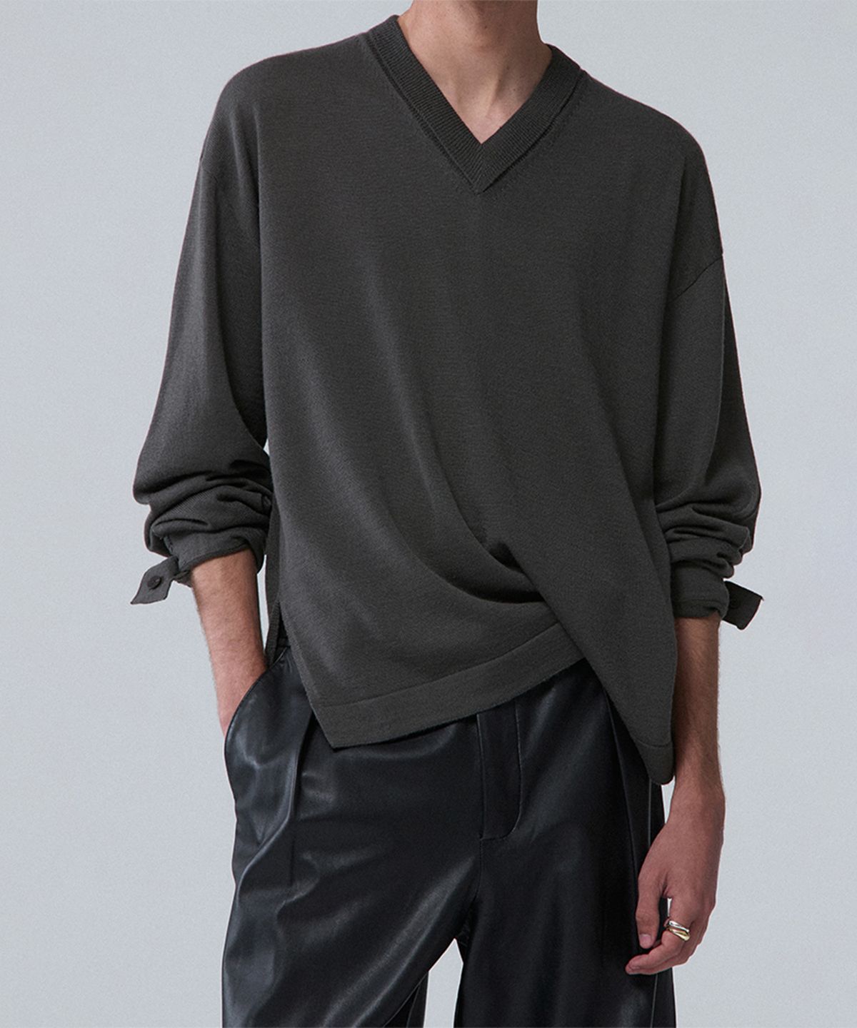 우마뭉(UMARMUNG) Merino wool folded v neck pullover_Dusty olive