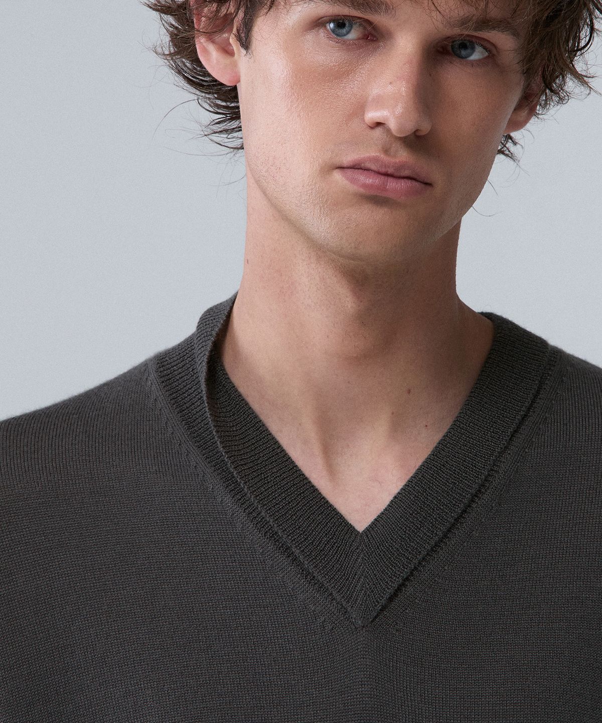 우마뭉(UMARMUNG) Merino wool folded v neck pullover_Dusty olive
