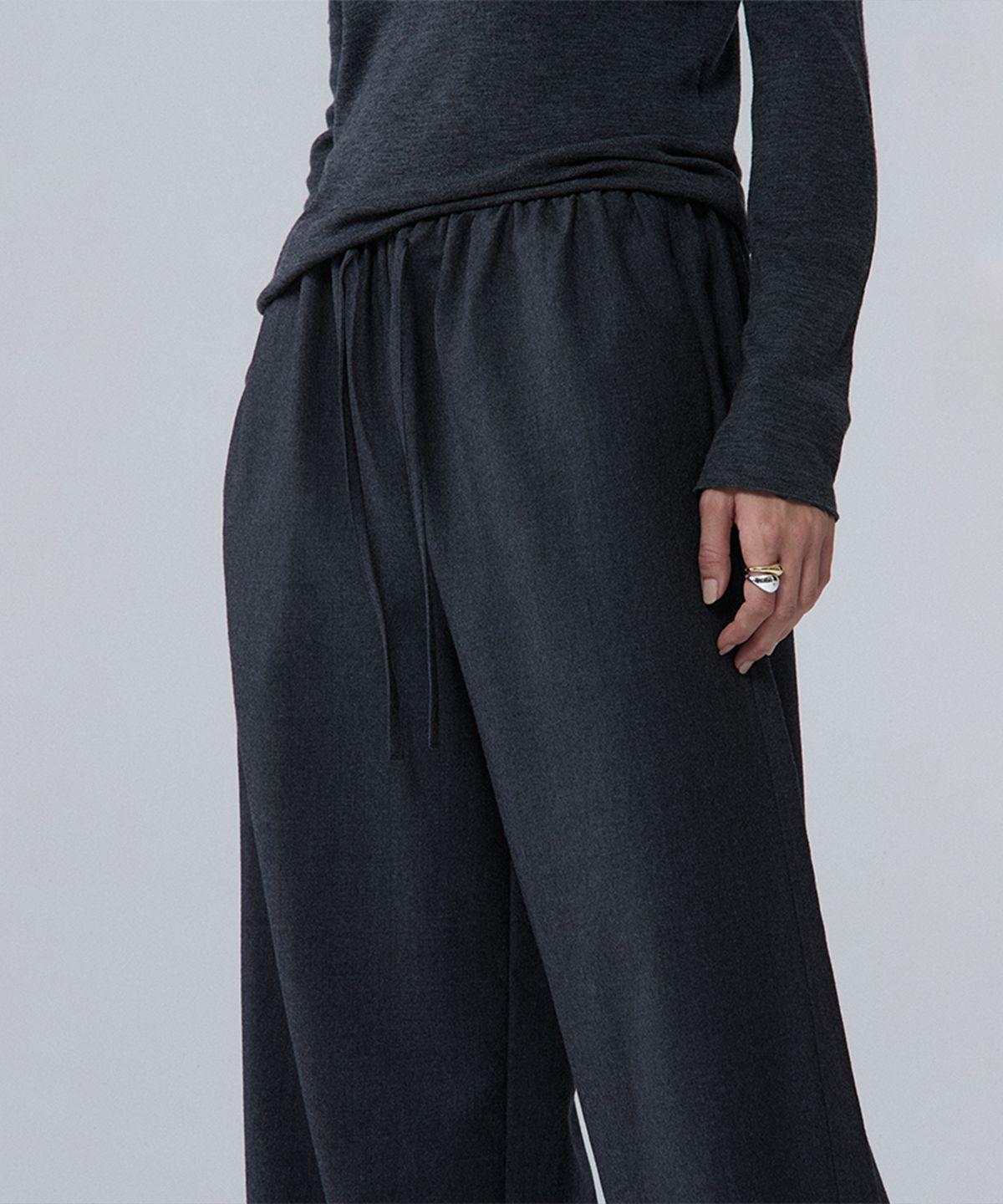 우마뭉(UMARMUNG) Wool flannel fluid pants_Charcoal
