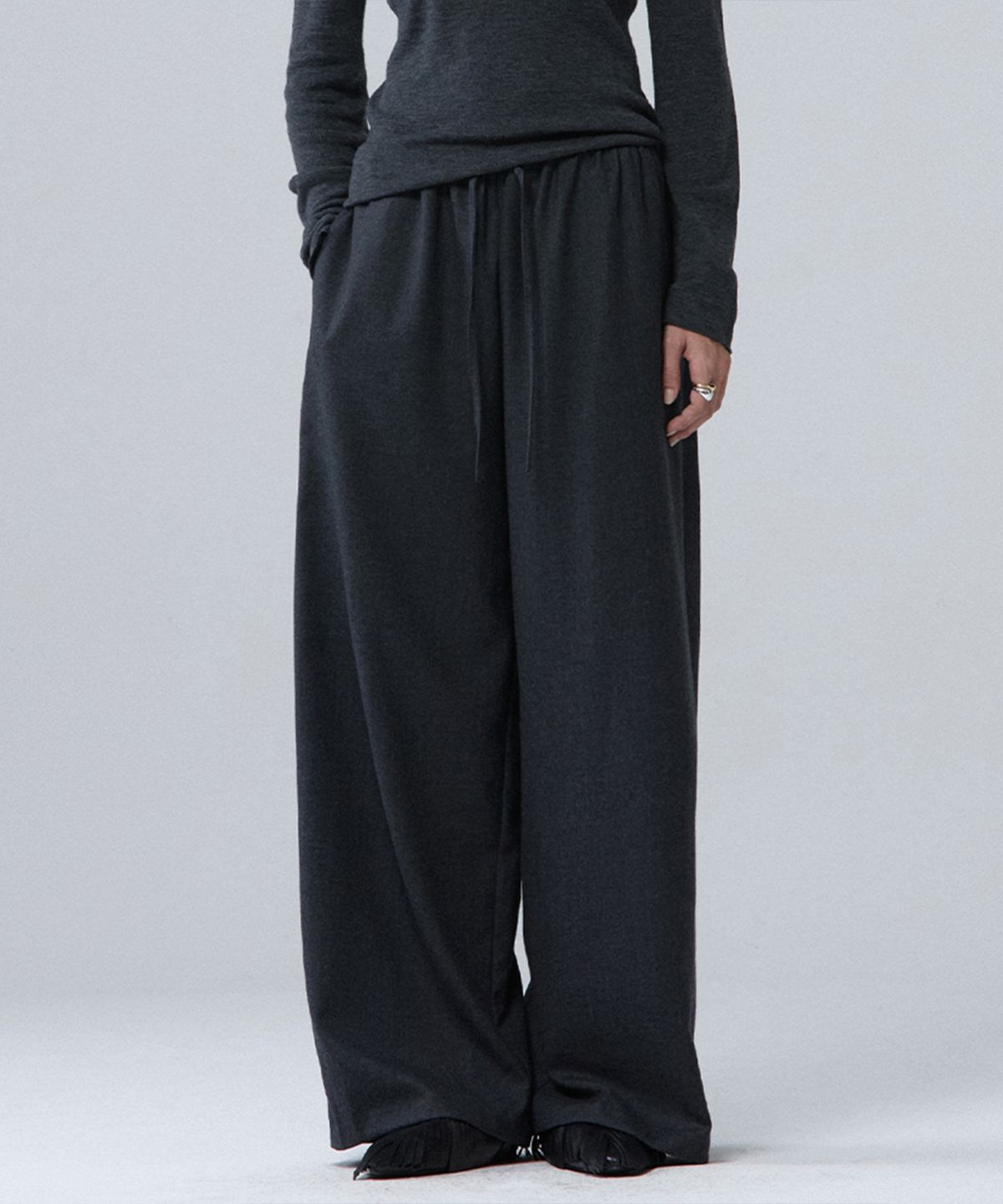 우마뭉(UMARMUNG) Wool flannel fluid pants_Charcoal