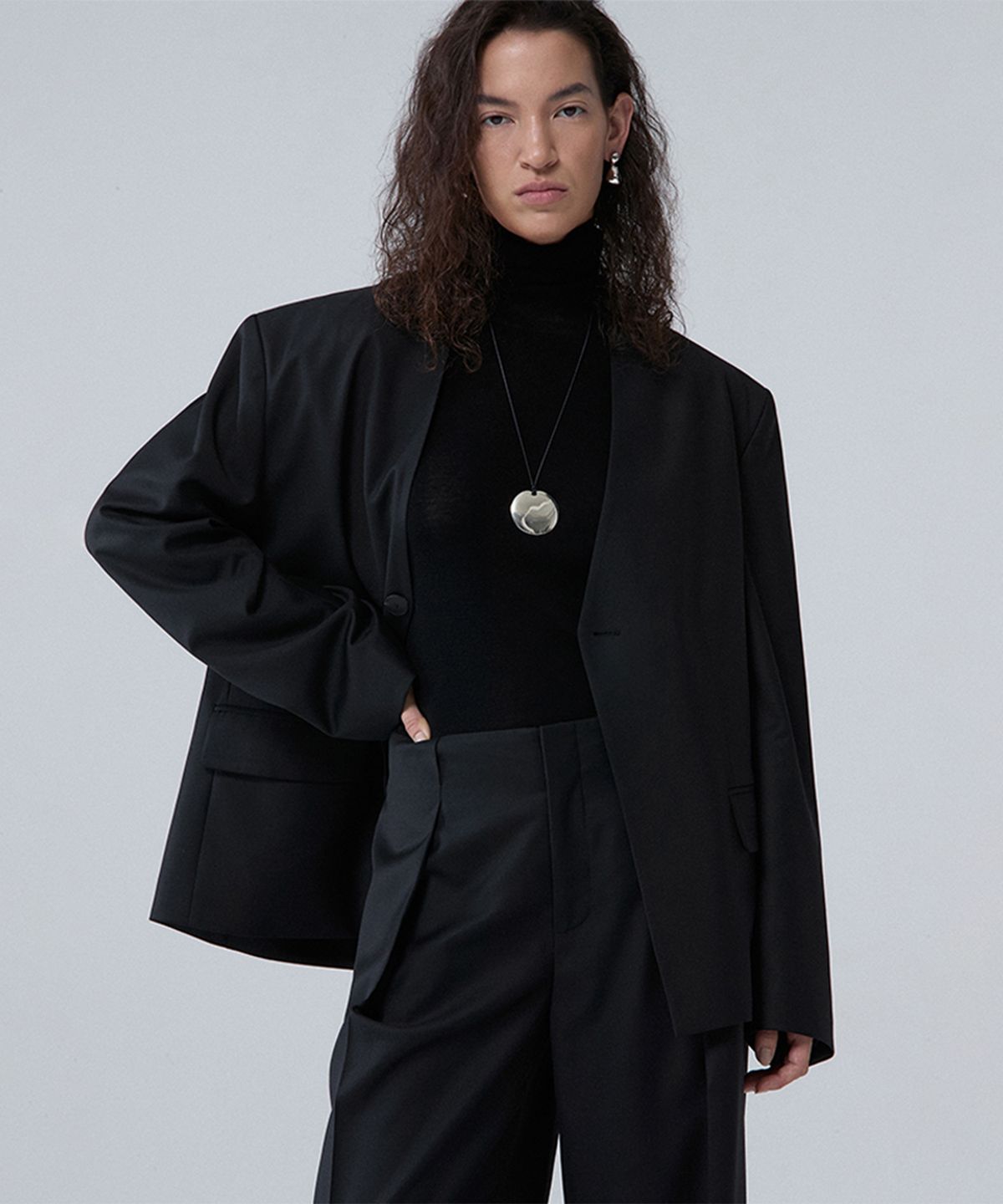 우마뭉(UMARMUNG) Worsted wool zip-back collarless jacket_Black