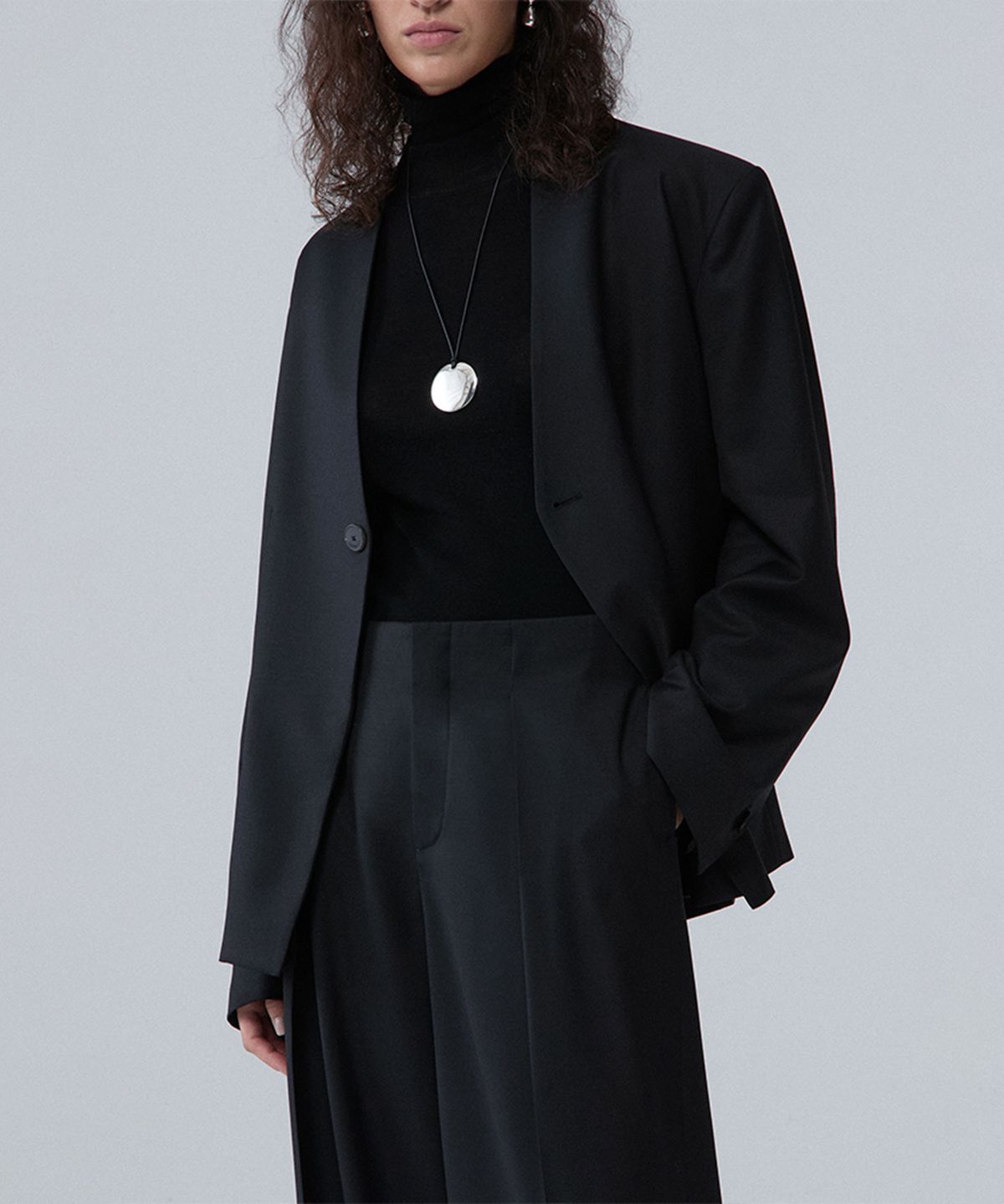 우마뭉(UMARMUNG) Worsted wool zip-back collarless jacket_Black