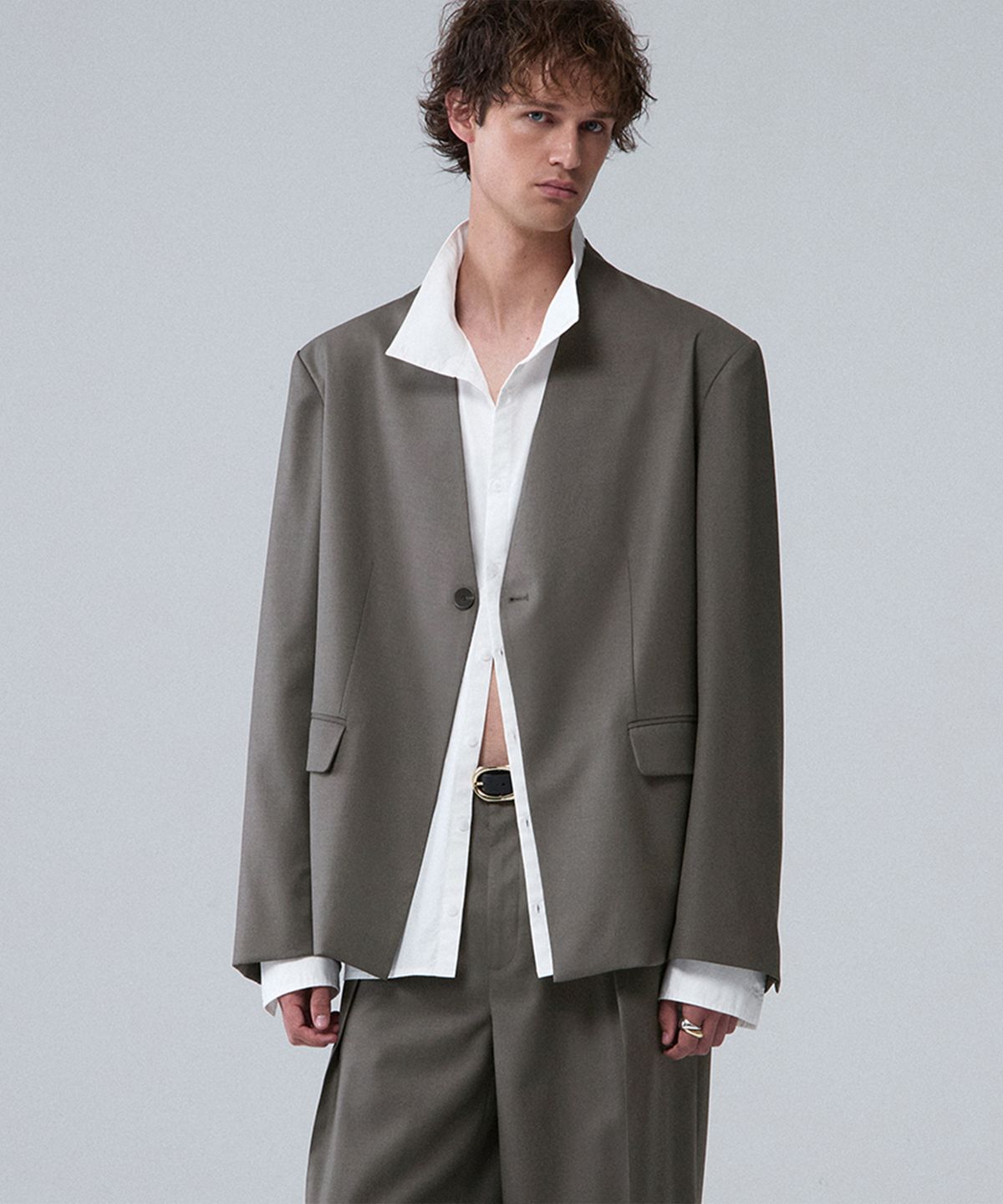 우마뭉(UMARMUNG) Worsted wool zip-back collarless jacket_Peat grey