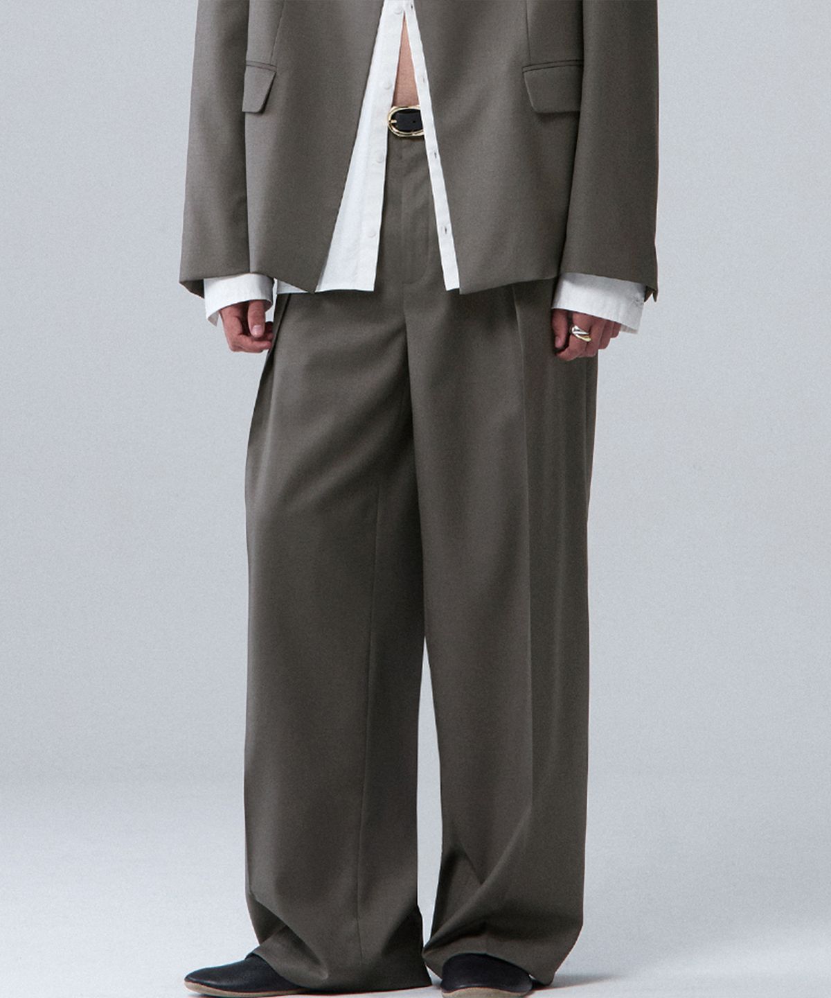 우마뭉(UMARMUNG) Worsted wool tucked pants_Peat grey