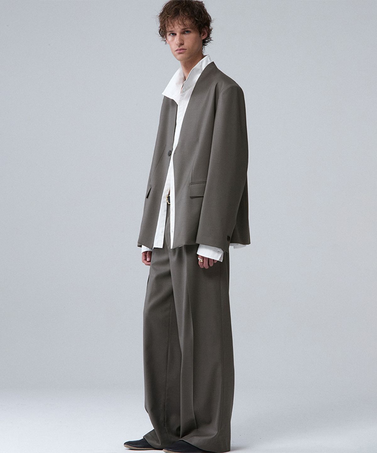우마뭉(UMARMUNG) Worsted wool tucked pants_Peat grey