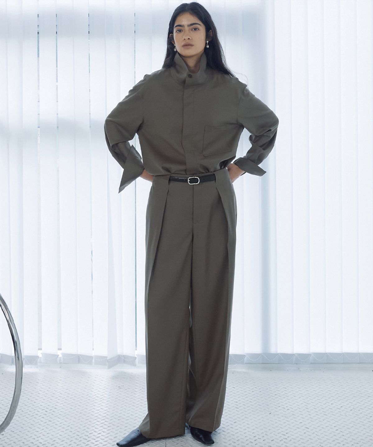 우마뭉(UMARMUNG) Worsted wool tucked pants_Peat grey