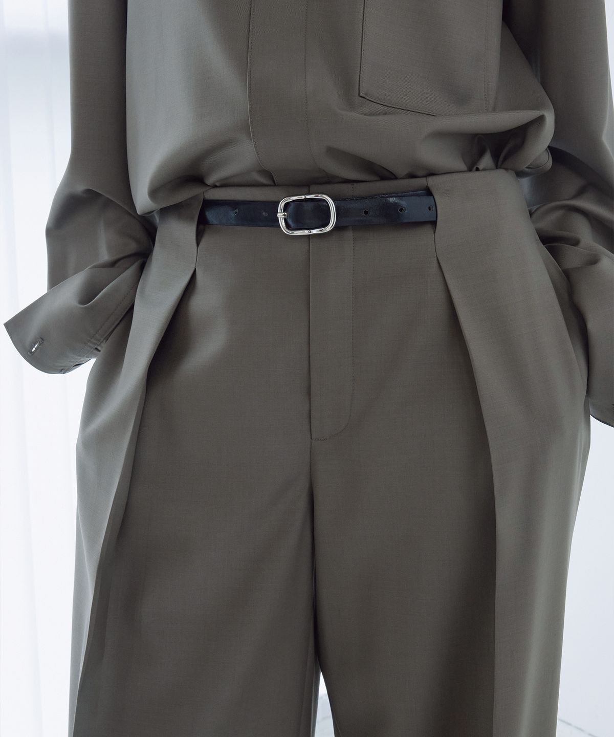 우마뭉(UMARMUNG) Worsted wool tucked pants_Peat grey