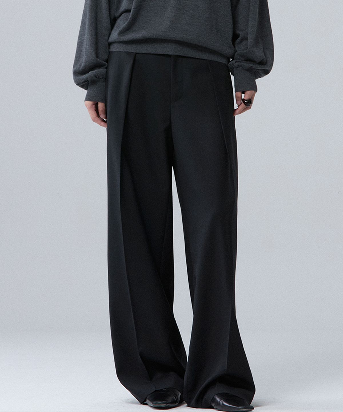 우마뭉(UMARMUNG) Worsted wool tucked pants_Black