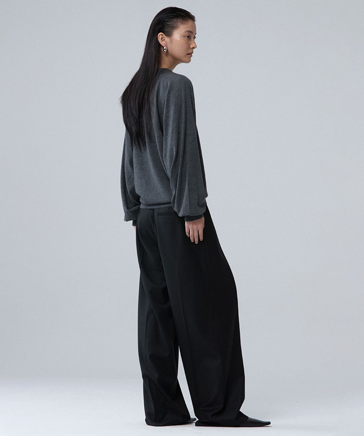 우마뭉(UMARMUNG) Worsted wool tucked pants_Black