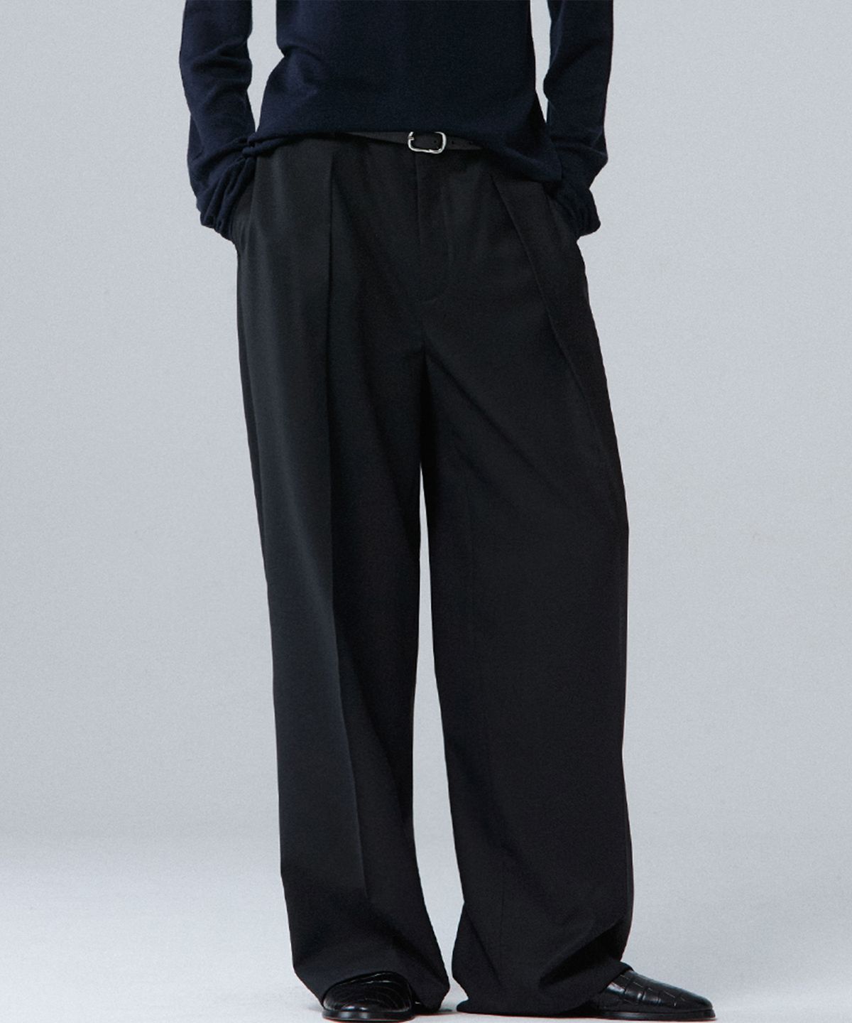 우마뭉(UMARMUNG) Worsted wool tucked pants_Black