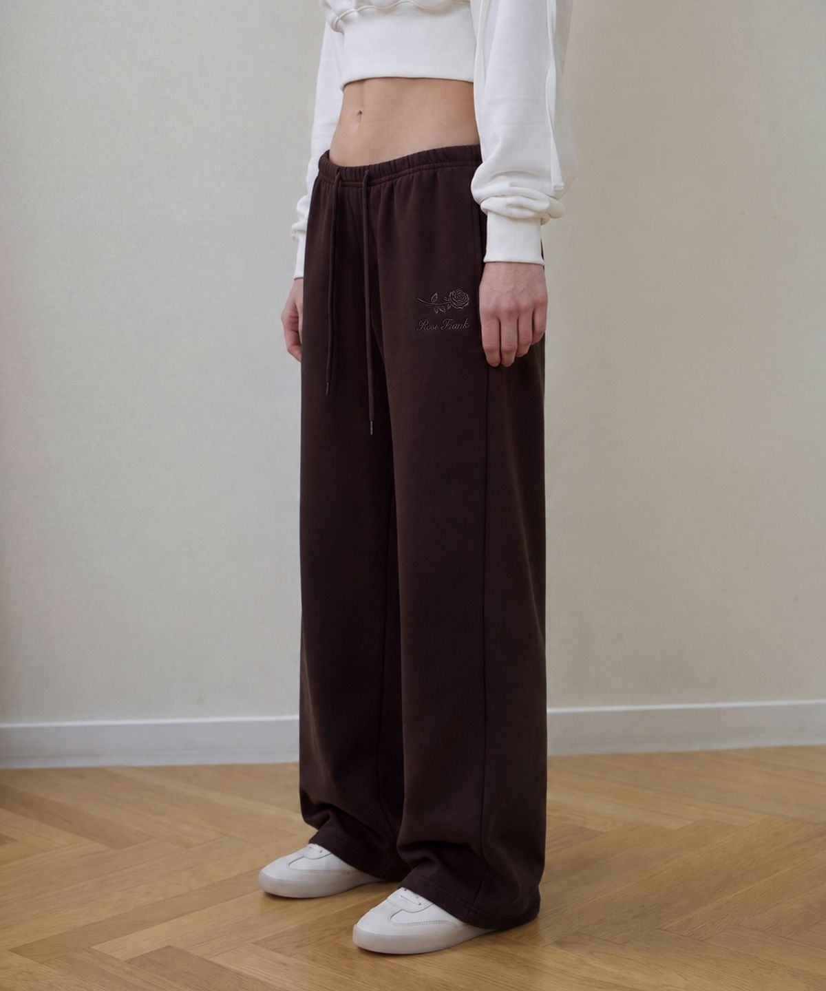 로제프란츠(ROSEFRANTZ) Rose Embroidery Standard Sweatpants [Brown]