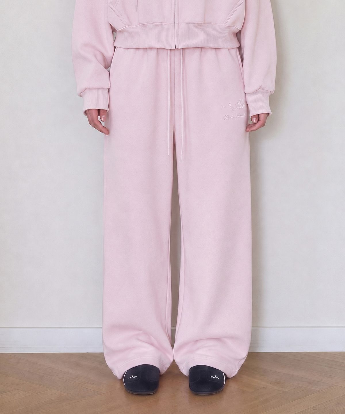 로제프란츠(ROSEFRANTZ) Rose Embroidery Standard Sweatpants [Pink]