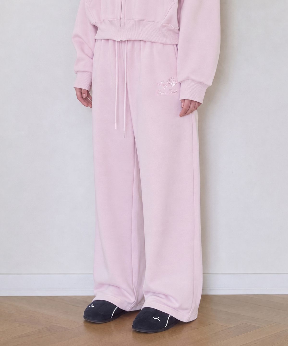 로제프란츠(ROSEFRANTZ) Rose Embroidery Standard Sweatpants [Pink]