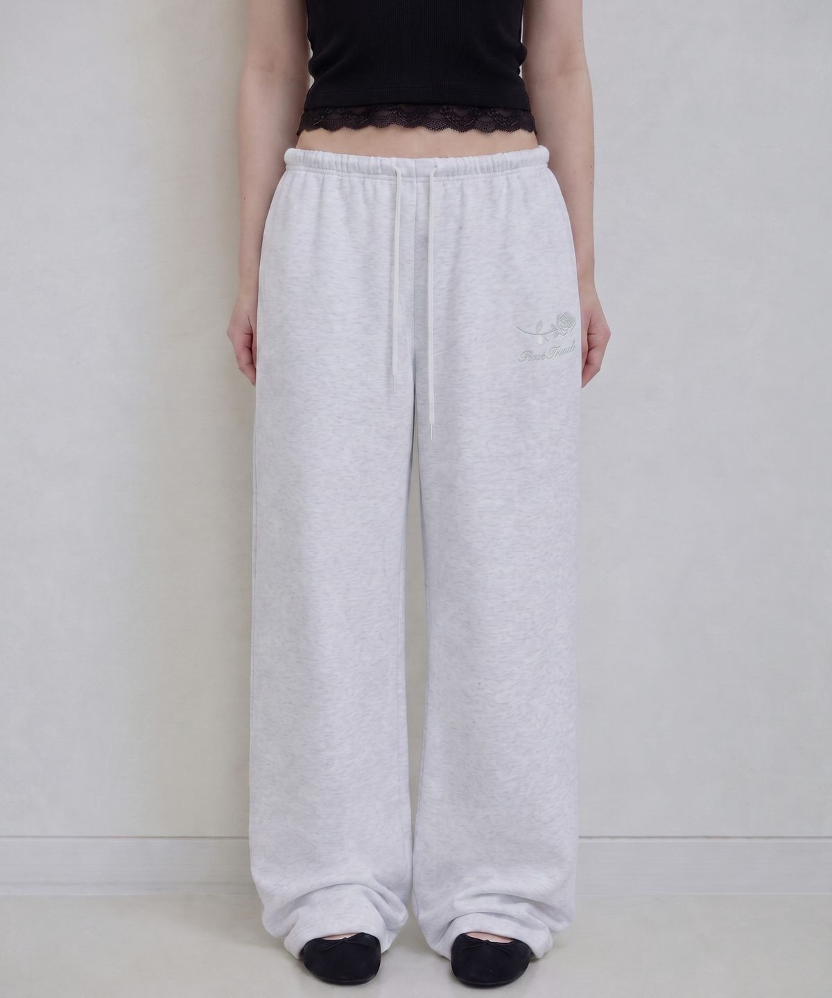 로제프란츠(ROSEFRANTZ) Rose Embroidery Standard Sweatpants [White Melange]
