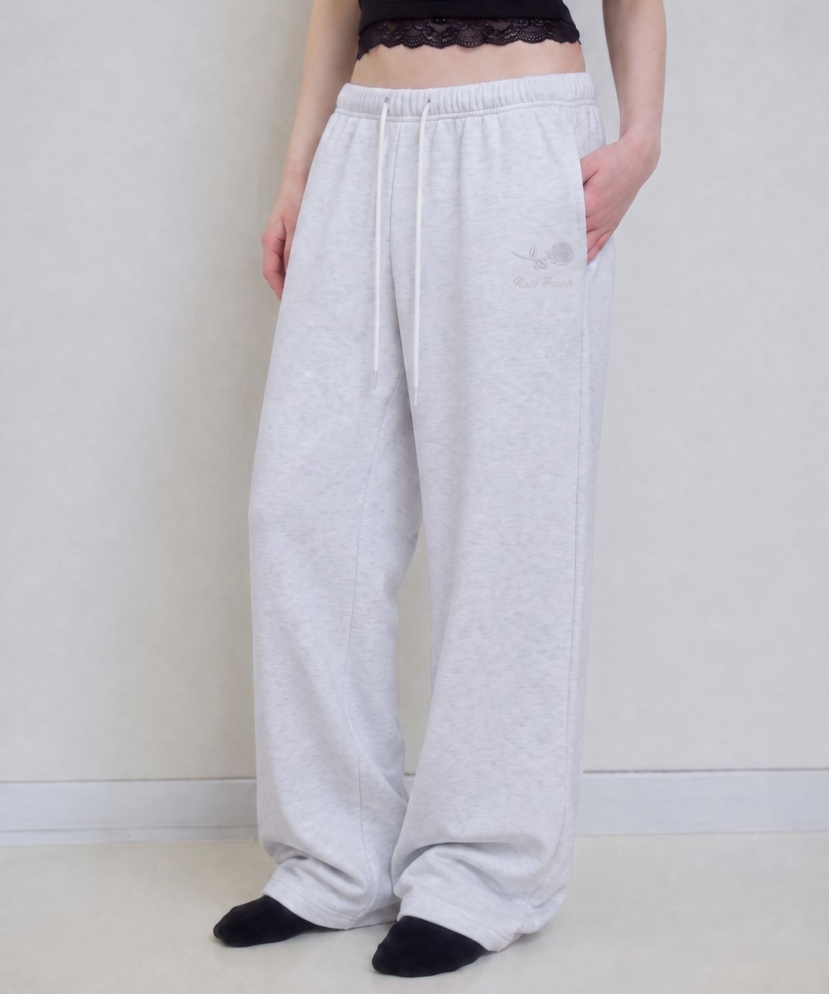 로제프란츠(ROSEFRANTZ) Rose Embroidery Standard Sweatpants [White Melange]