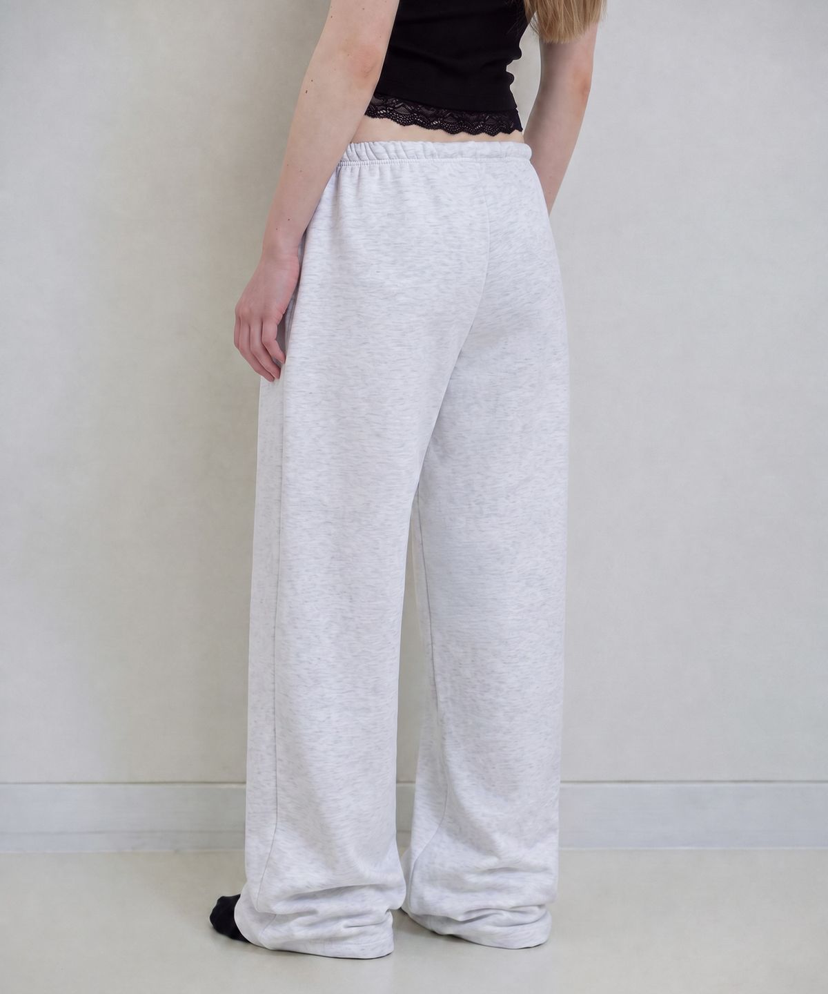 로제프란츠(ROSEFRANTZ) Rose Embroidery Standard Sweatpants [White Melange]