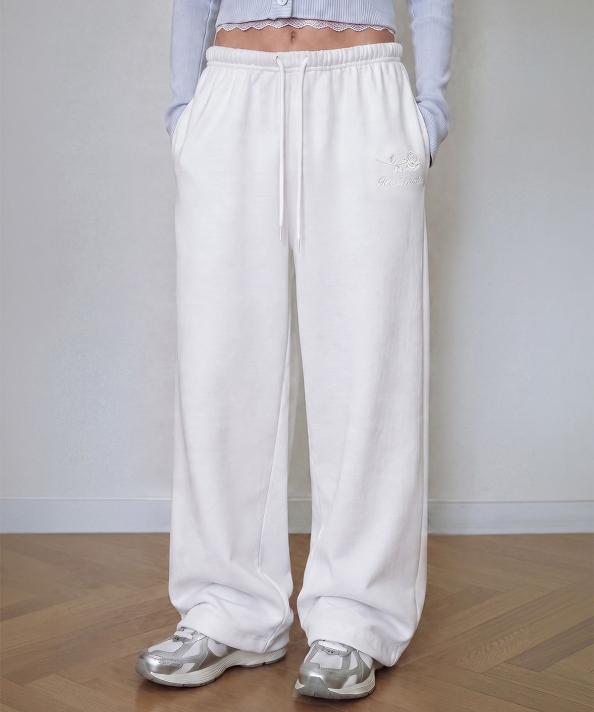 로제프란츠(ROSEFRANTZ) Rose Embroidery Standard Sweatpants [Ivory]
