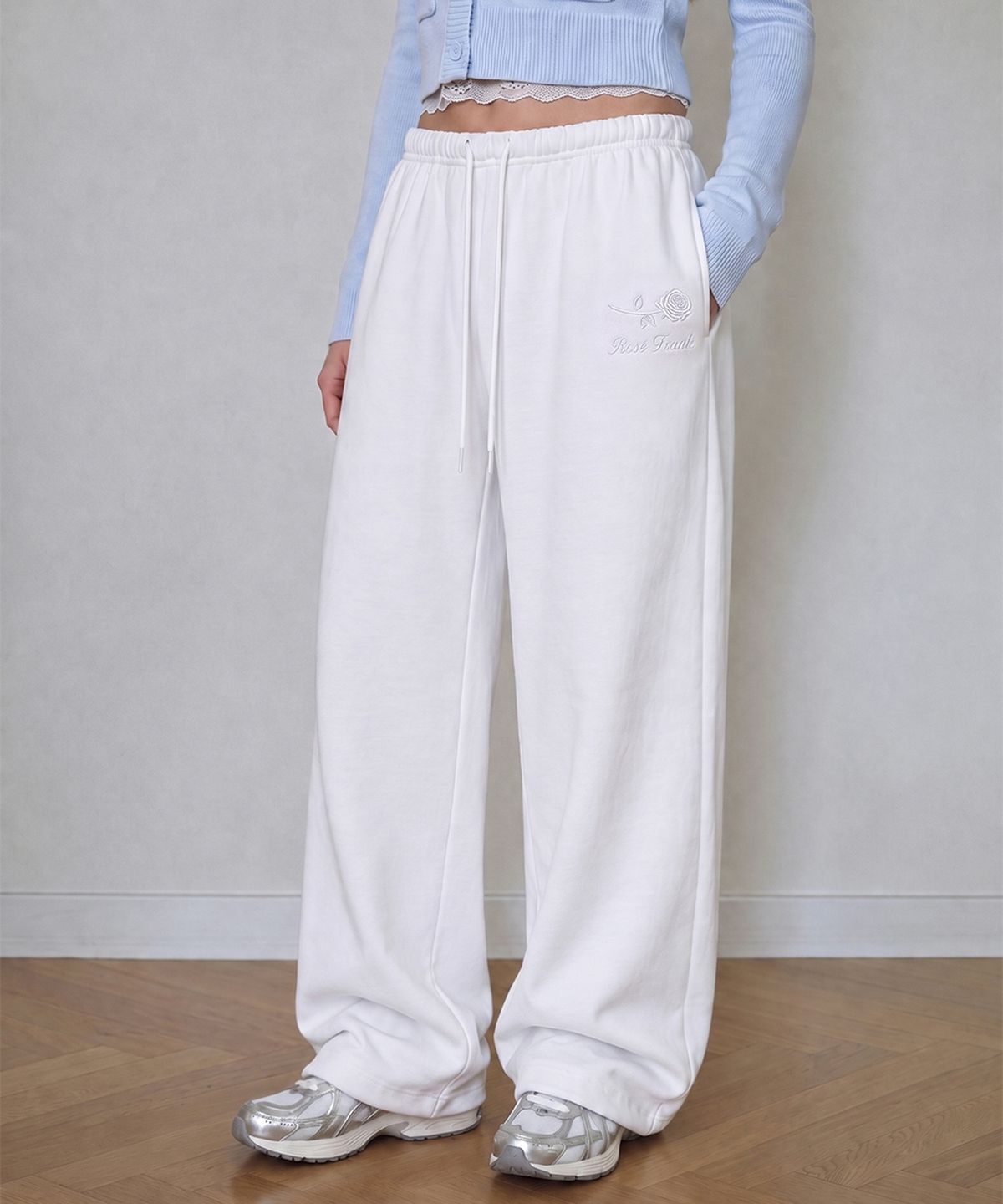 로제프란츠(ROSEFRANTZ) Rose Embroidery Standard Sweatpants [Ivory]