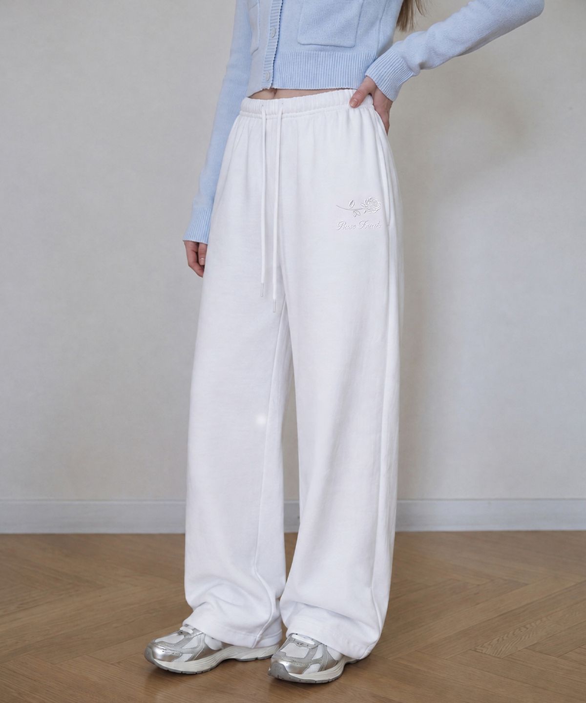 로제프란츠(ROSEFRANTZ) Rose Embroidery Standard Sweatpants [Ivory]