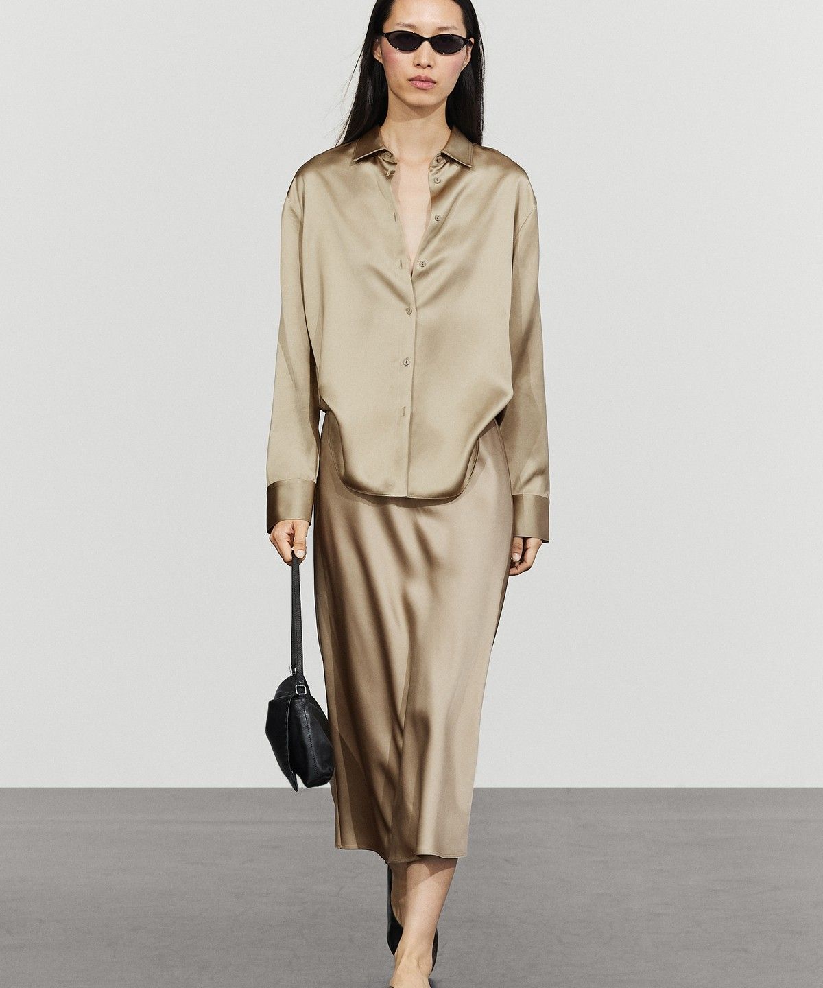 마시모두띠(MASSIMO DUTTI) 새틴 미디 스커트