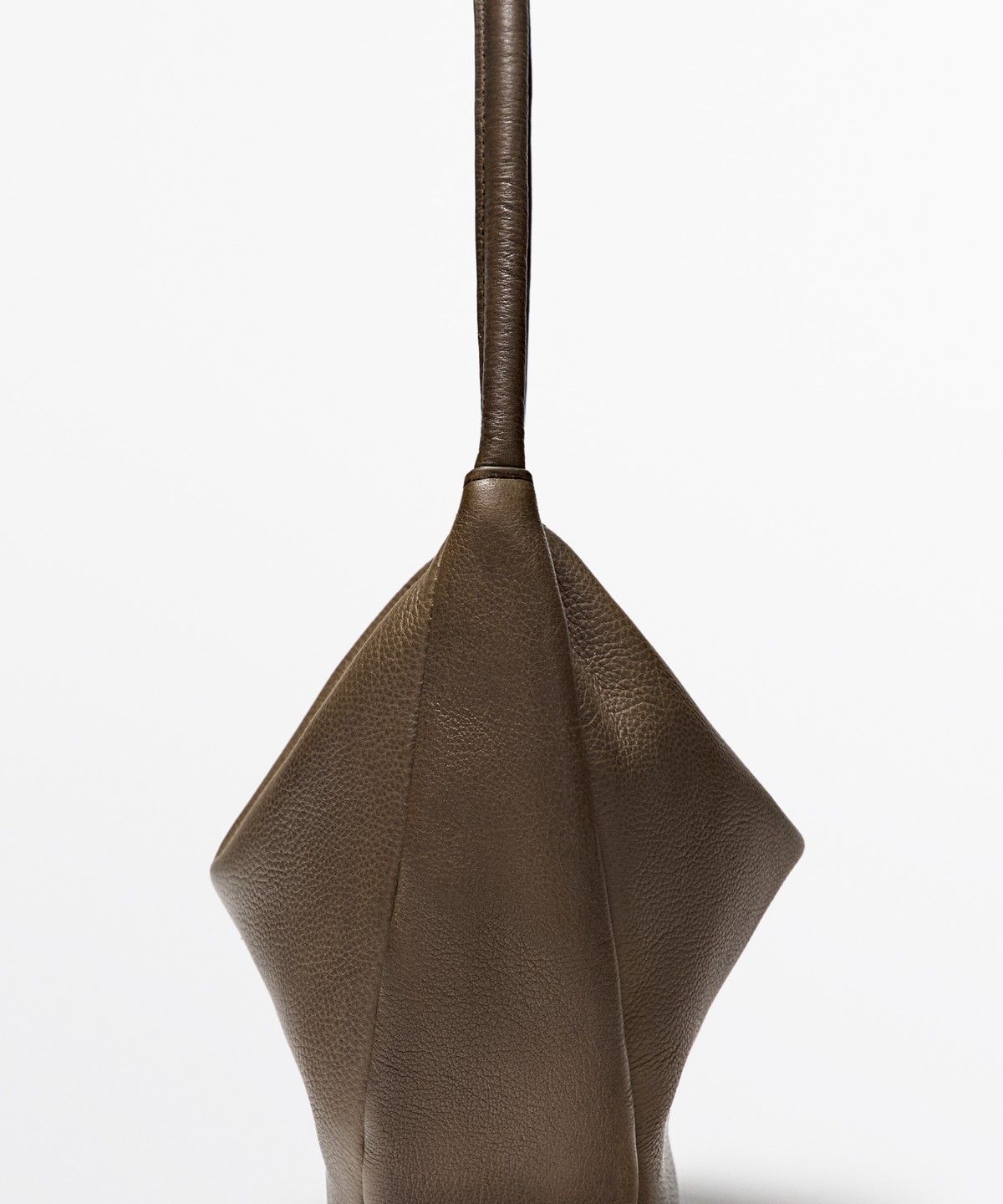마시모두띠(MASSIMO DUTTI) 나파 가죽 슬라우치 미니 백