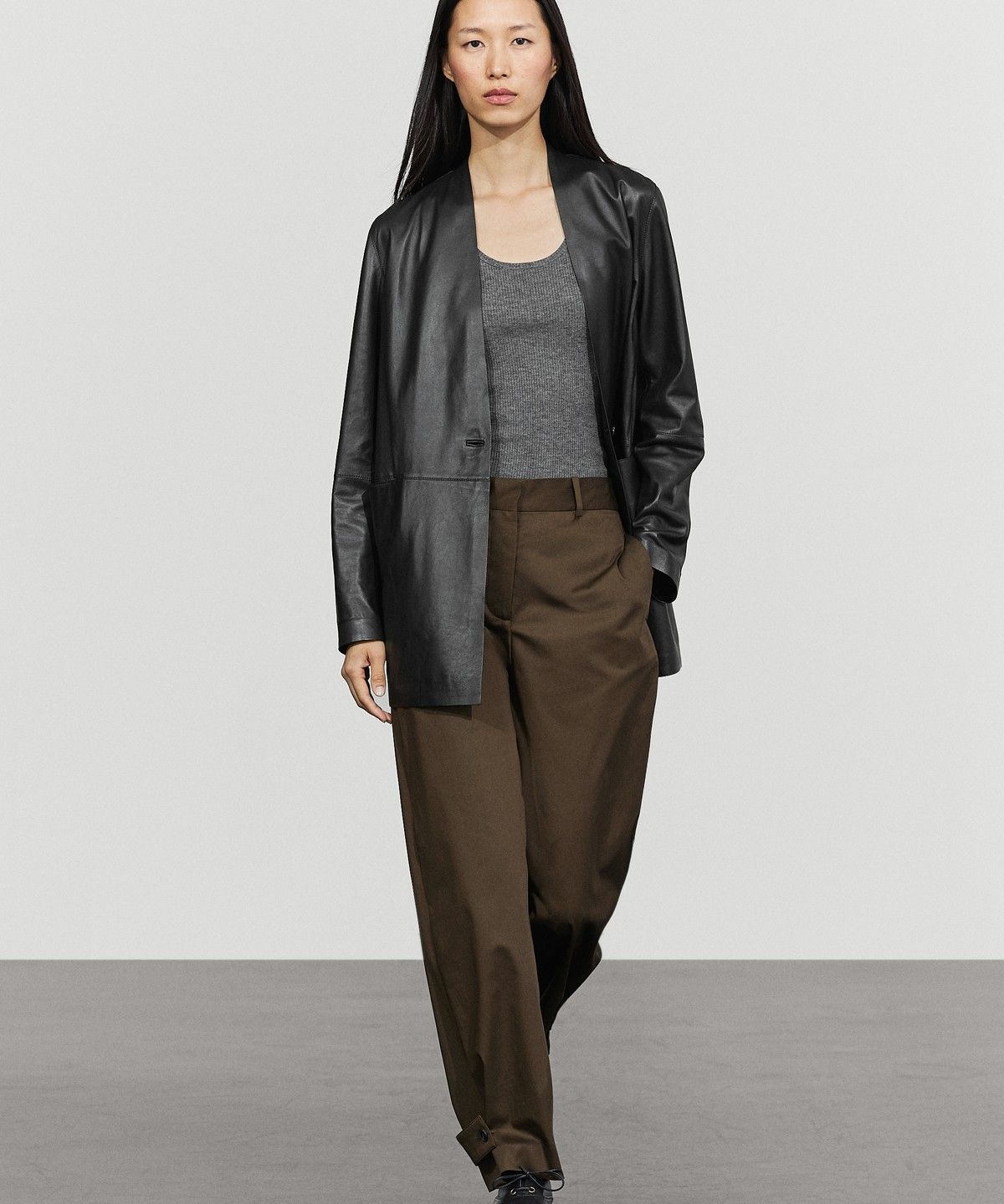 마시모두띠(MASSIMO DUTTI) 버튼 스트랩 헴라인 팬츠