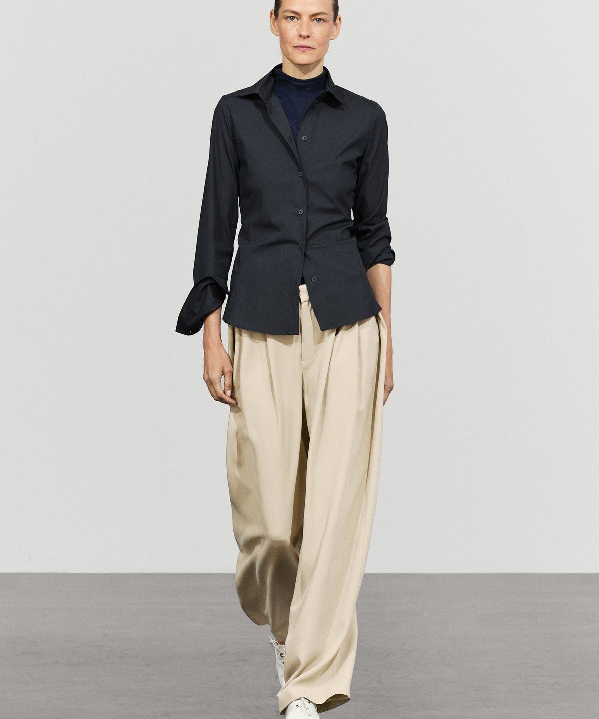 마시모두띠(MASSIMO DUTTI) 버튼 디테일 플루이드 플리츠 팬츠