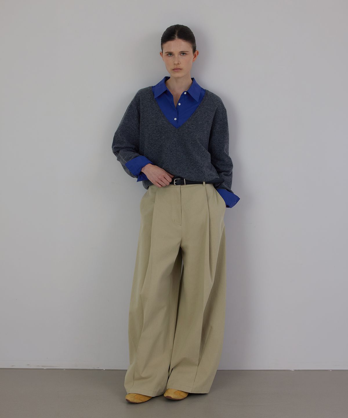 퀸스래빗(Q'SRB) Plunging V-Neck Loose-Fit Knit Top