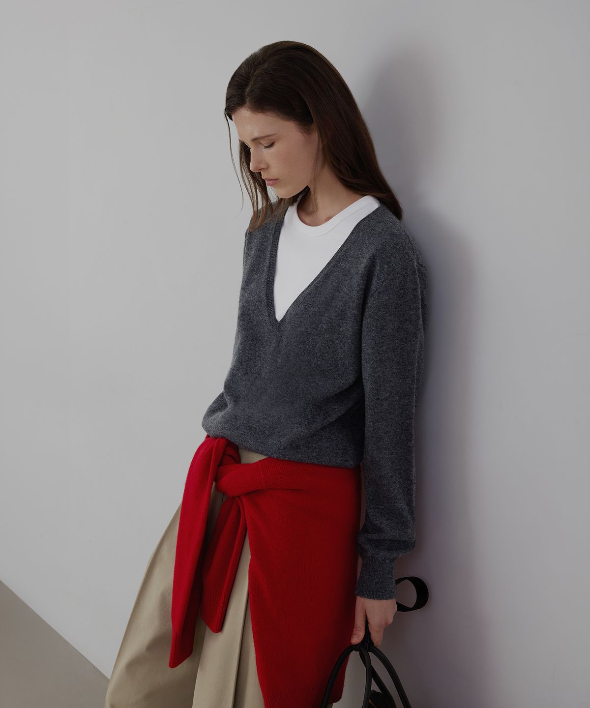 퀸스래빗(Q'SRB) Plunging V-Neck Loose-Fit Knit Top
