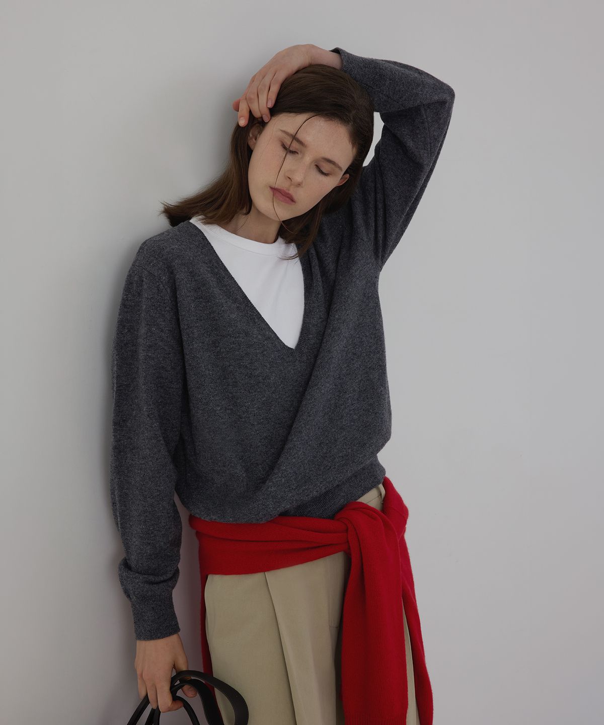 퀸스래빗(Q'SRB) Plunging V-Neck Loose-Fit Knit Top
